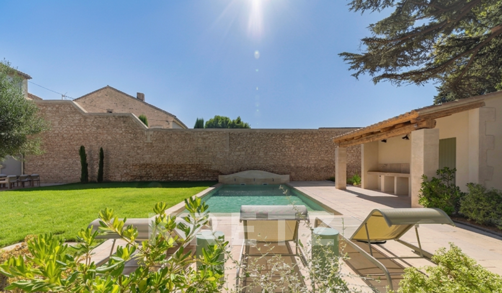 MAUSSANE-LES-ALPILLES, PROPRIÉTÉ D’EXCEPTION AU CŒUR DU VILLAGE 392 M2, 9 CHAMBRES, 2 PISCINES