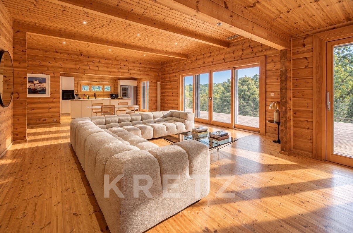 Villa contemporaine en bois et pierre, au cœur des montagnes corses