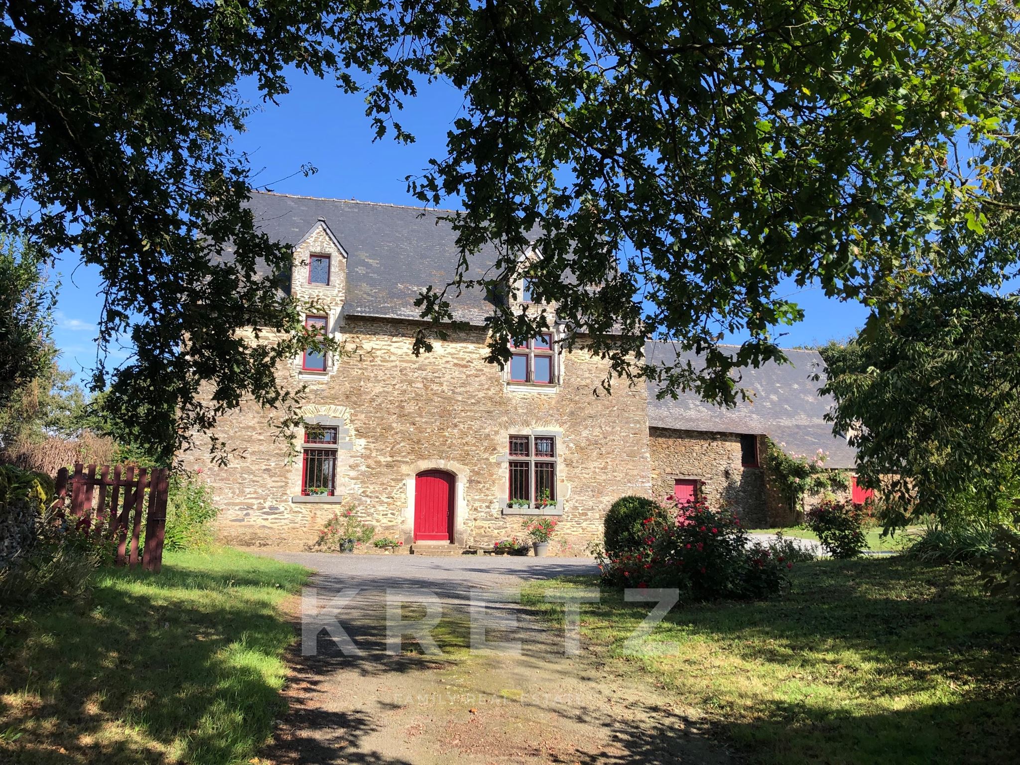 16th-Century Manor with Outbuildings and 1ha – Haut-Anjou / Mayenne