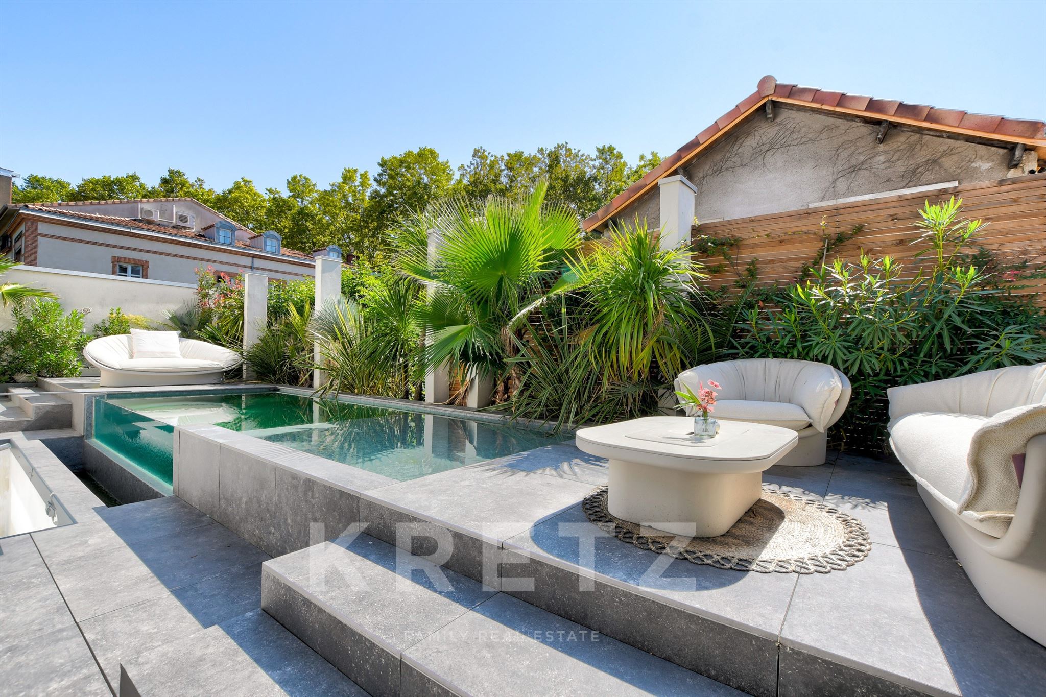Exceptional 9-Room Villa with Infinity Pool, Collector’s Garage and Spa near the Jardin des Plantes,