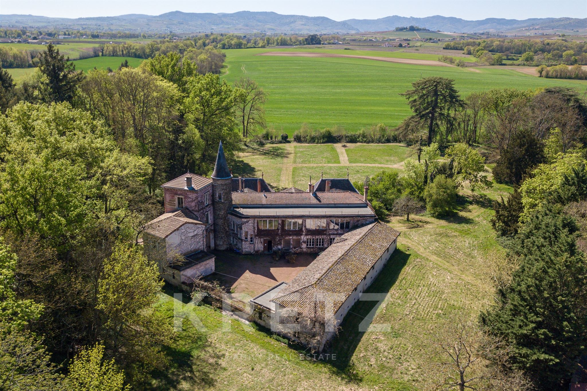 BEAUJOLAIS – CHARACTER CHÂTEAU – 2.5-HECTARE ESTATE