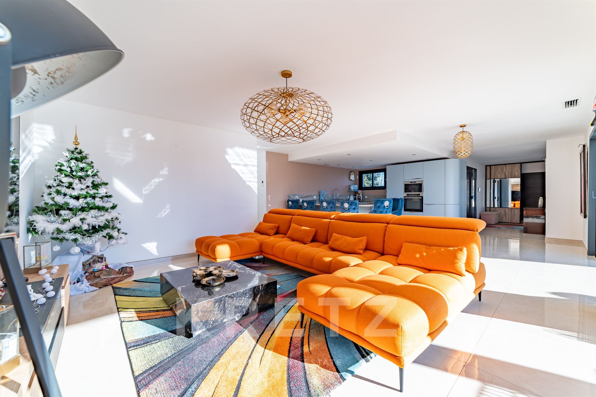 Contemporary villa with separate apartment in a peaceful location