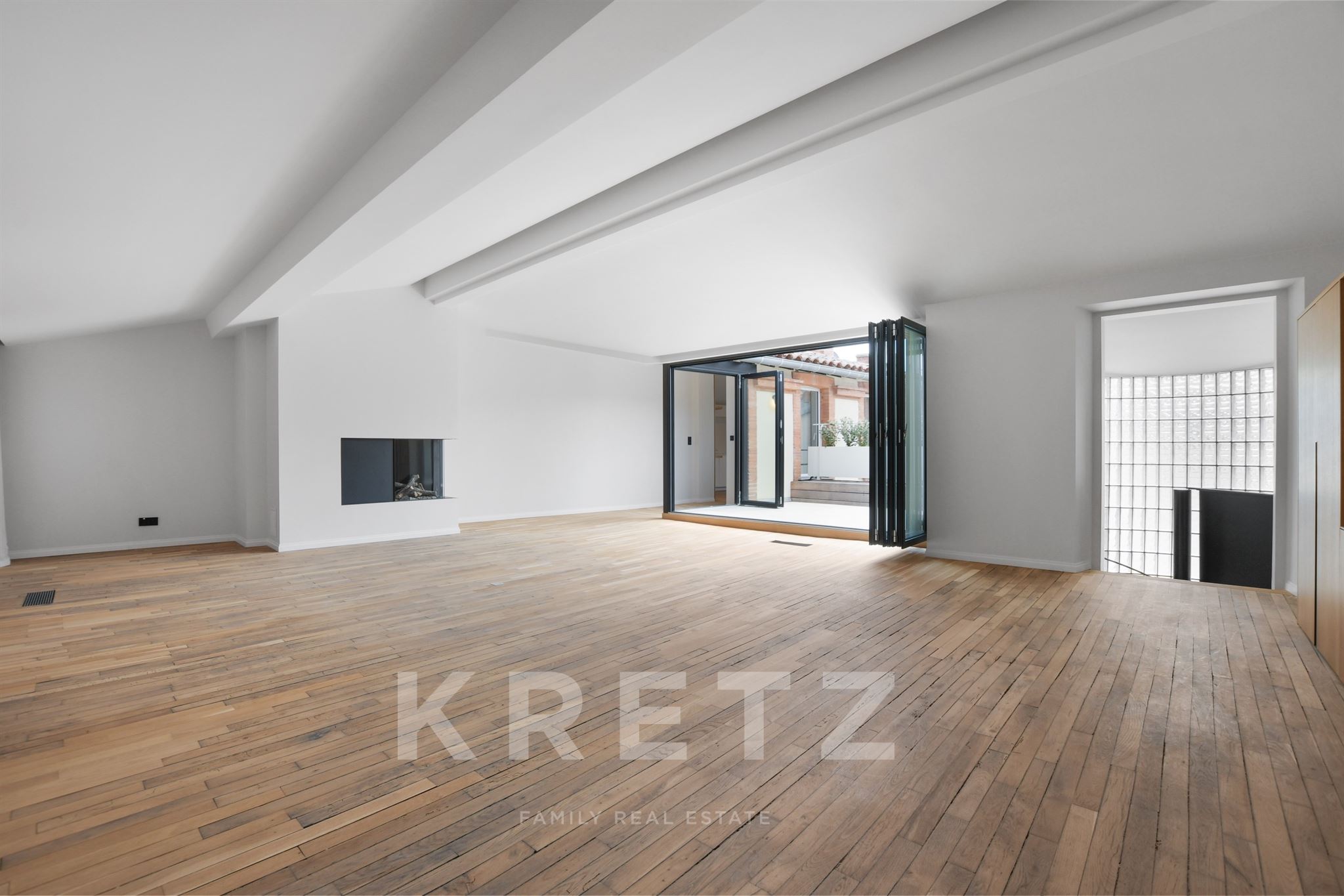 TOULOUSE - CARMES, 229 M² TOP FLOOR APARTMENT WITH TERRACE AND ELEVATOR
