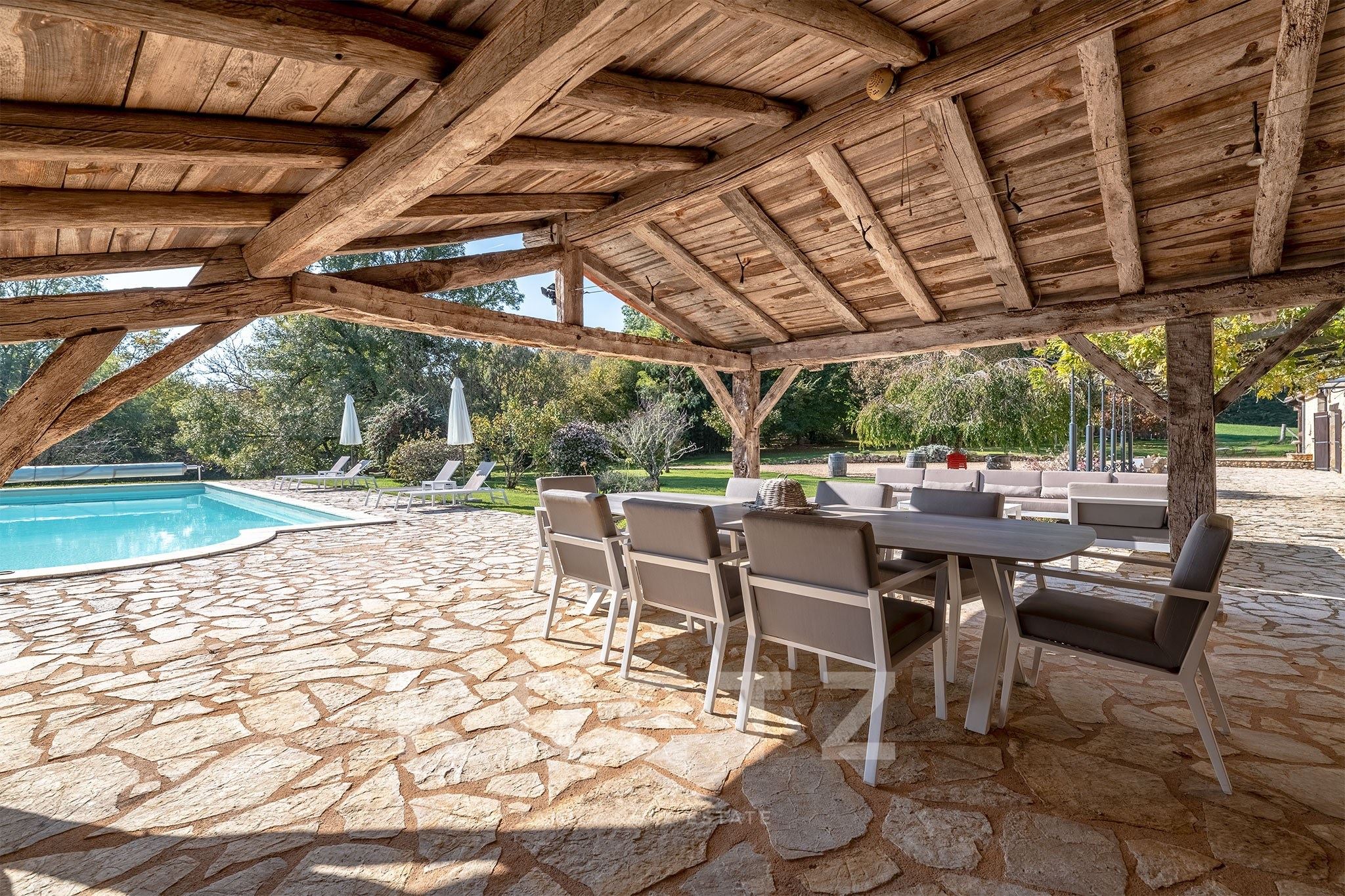 420 m² estate set on 47 hectares with pond, swimming pool, and luxury chalets