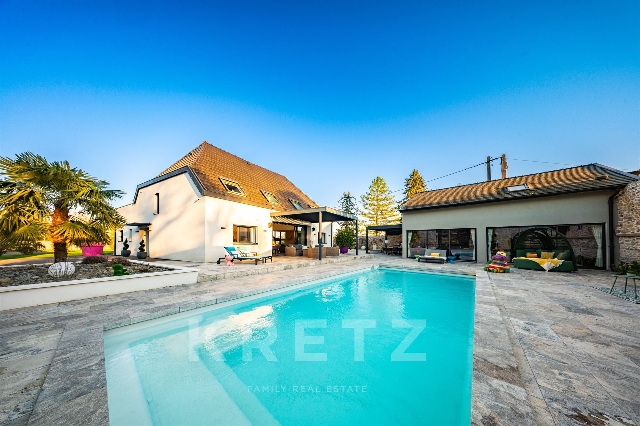 Burgundy -Exceptional property , renovated by an architect, 254 m2 - 6 bedrooms, swimming pool, outb