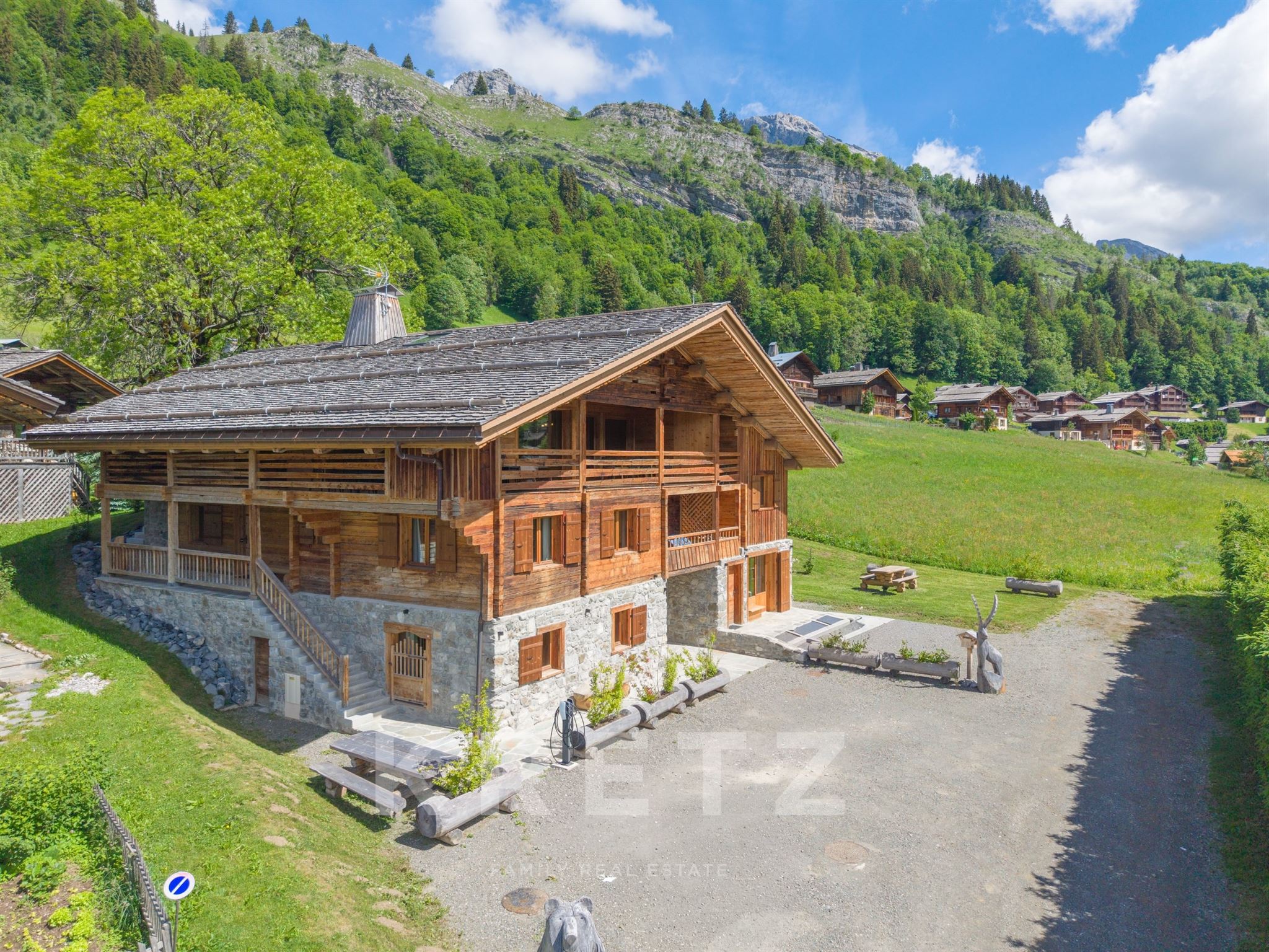 CHALET D’EXCEPTION AVEC PISCINE INTÉRIEURE, SPA ET VUE SUR LES ARAVIS