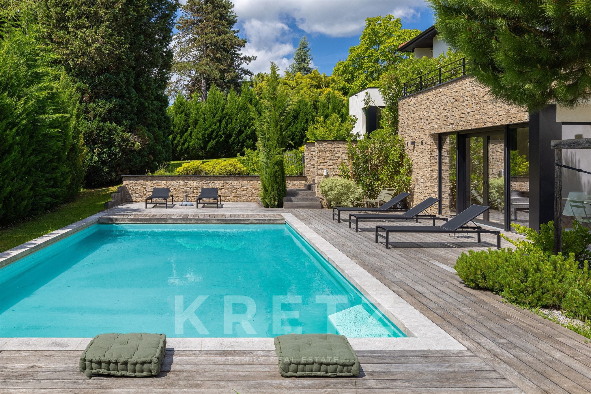 Villa contemporaine avec piscine et vue à Saint-Cyr-au-Mont-d'Or