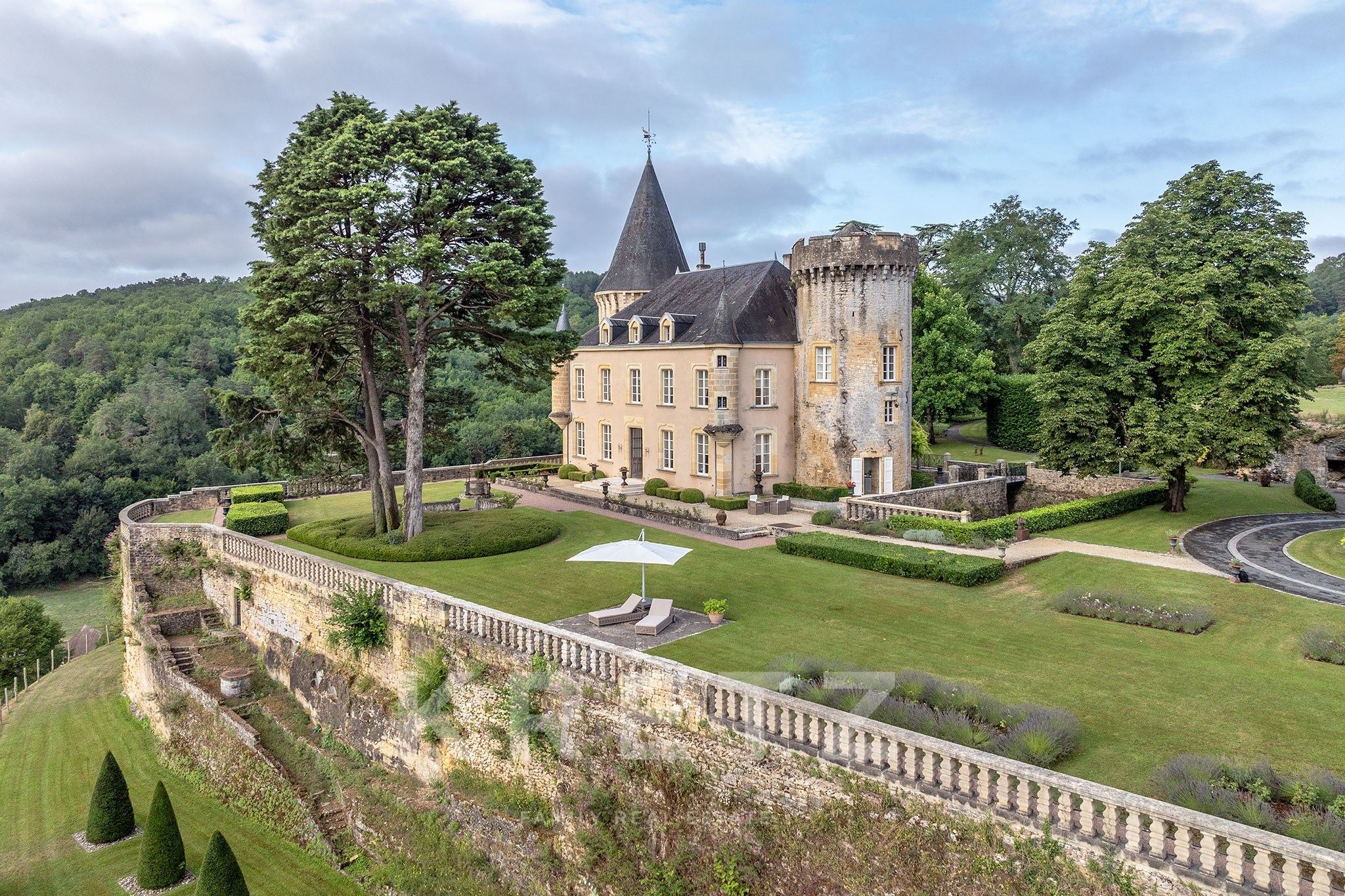 Château and its 7 residences offering 2,700 m² of living space at the heart of 60 hectares