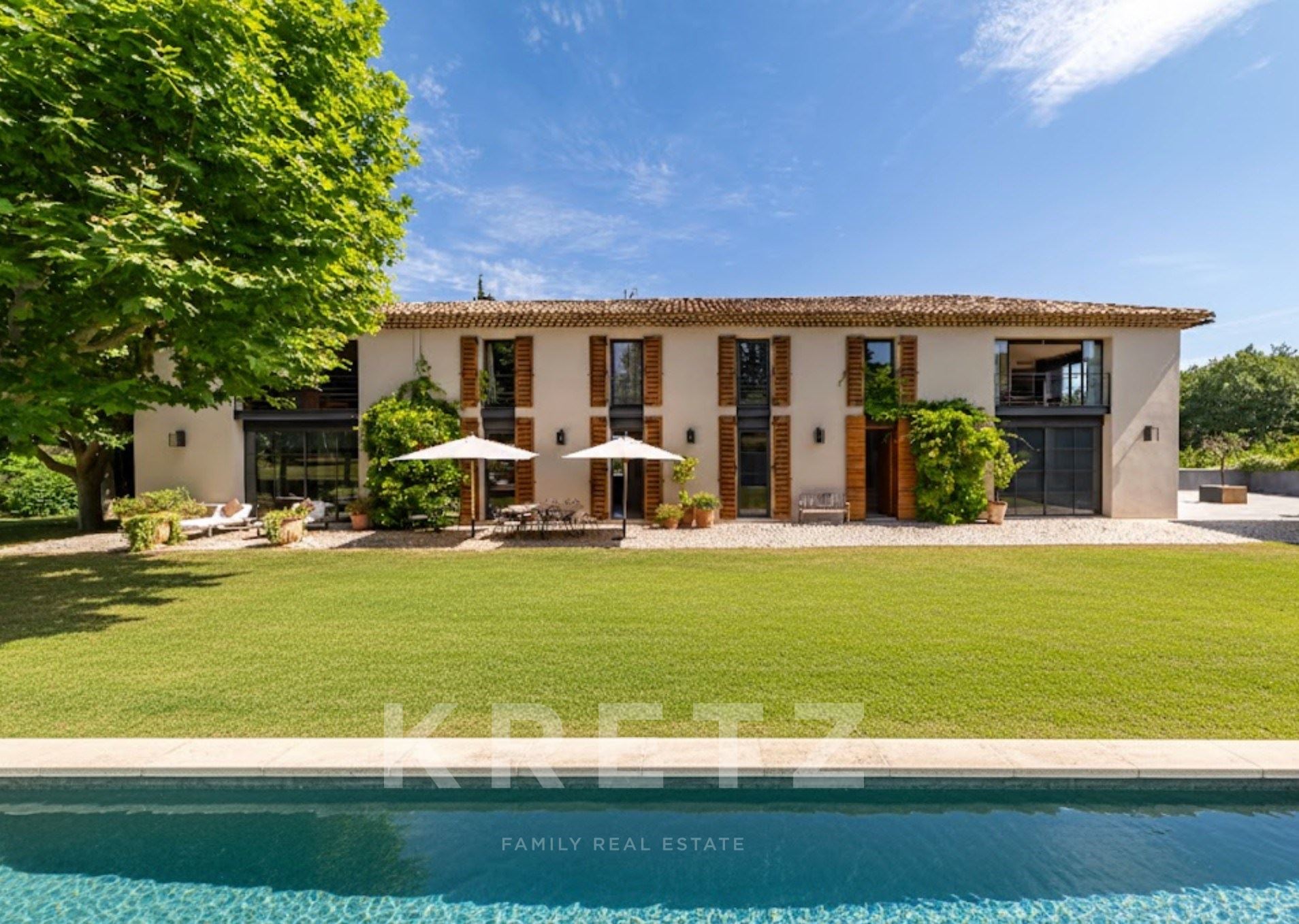 PROPRIÉTÉ D'EXCEPTION DE 1 000 M2 AU COEUR DE 3 HECTARES DE VIGNES & D'OLIVIERS CENTENAIRES