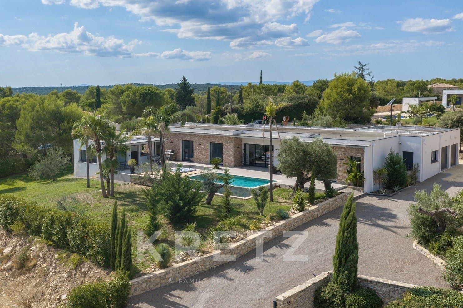 Nîmes - Villa contemporaine de 250m2 avec vue dégagée panoramique au sein d'un domaine privé