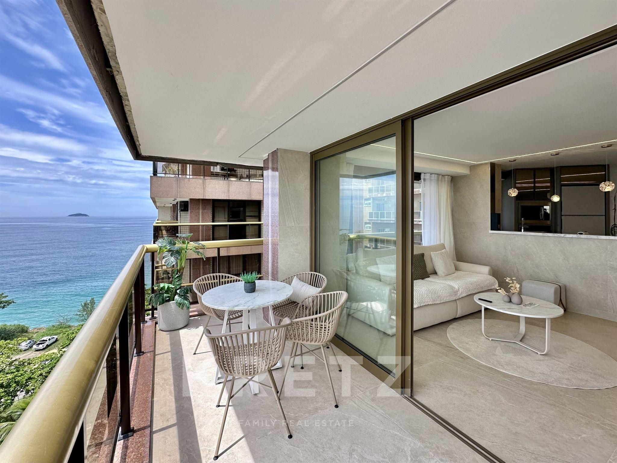 Renovated flat with terrace and view in Arpoador.