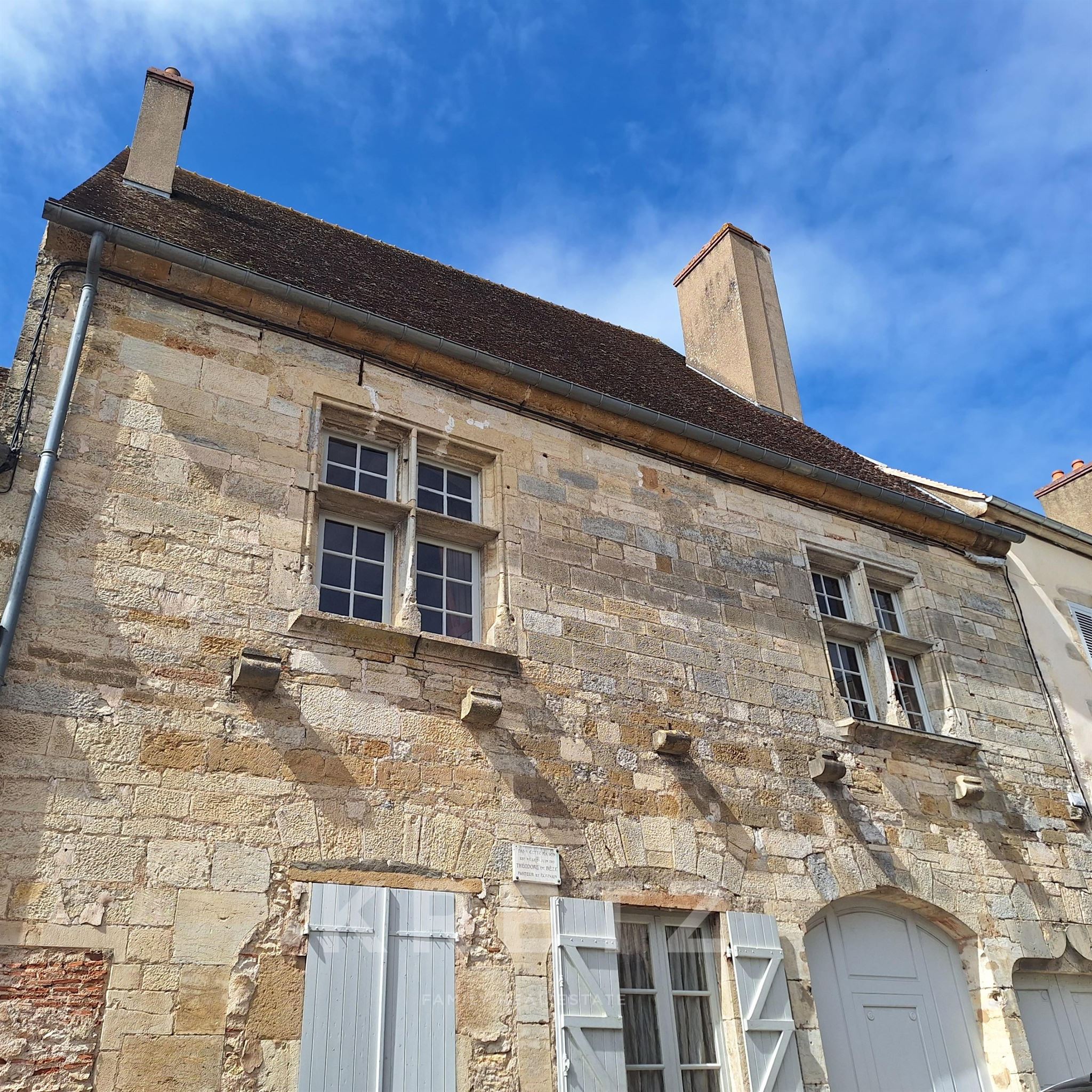 VEZELAY- Listed 15th - Century Mansion with garden and panoramic Views