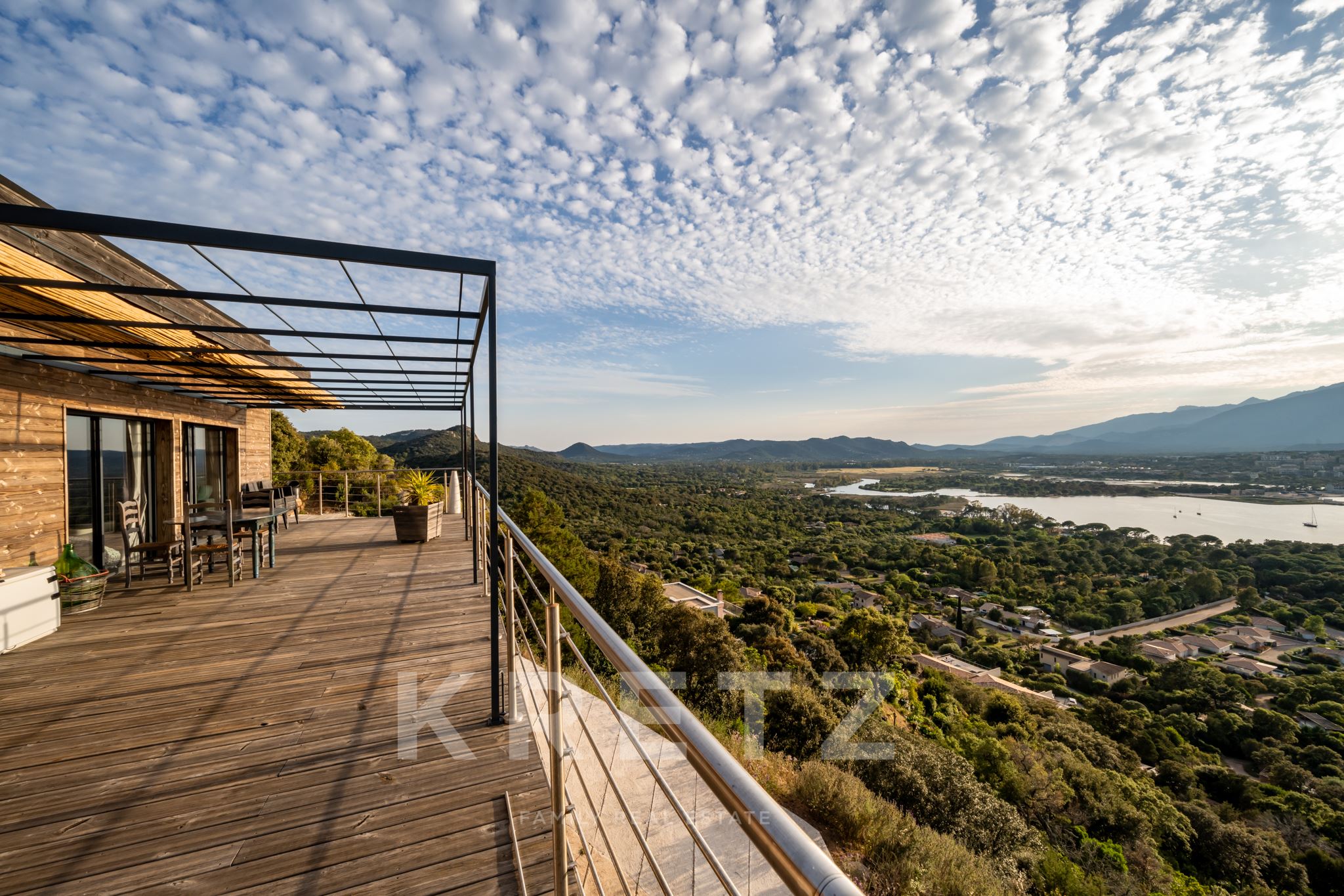 Wooden house 5 minutes from Porto Vecchio with panoramic view of the Gulf and mountains