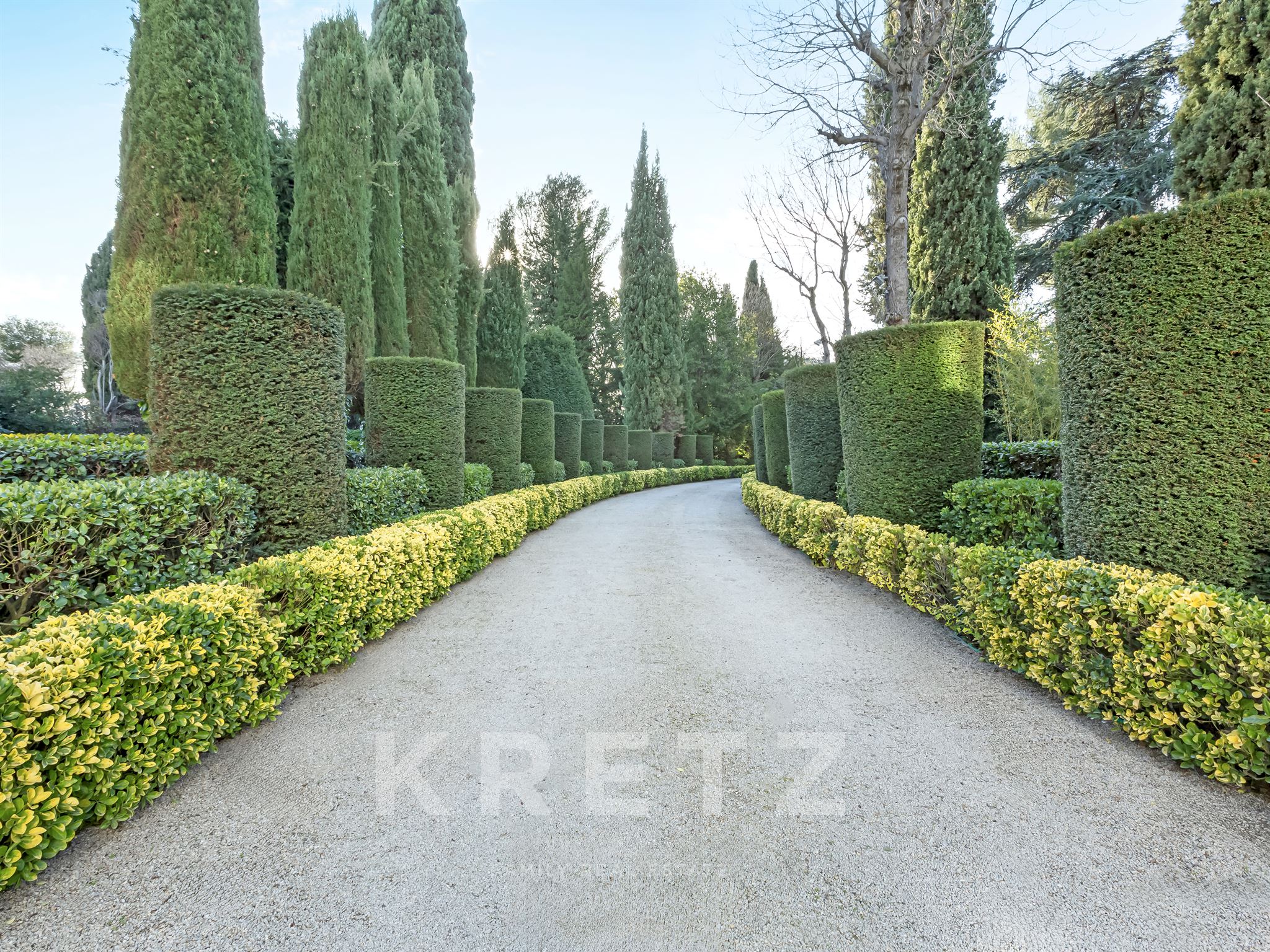 19TH-CENTURY COUNTRY HOUSE WITH GARDEN