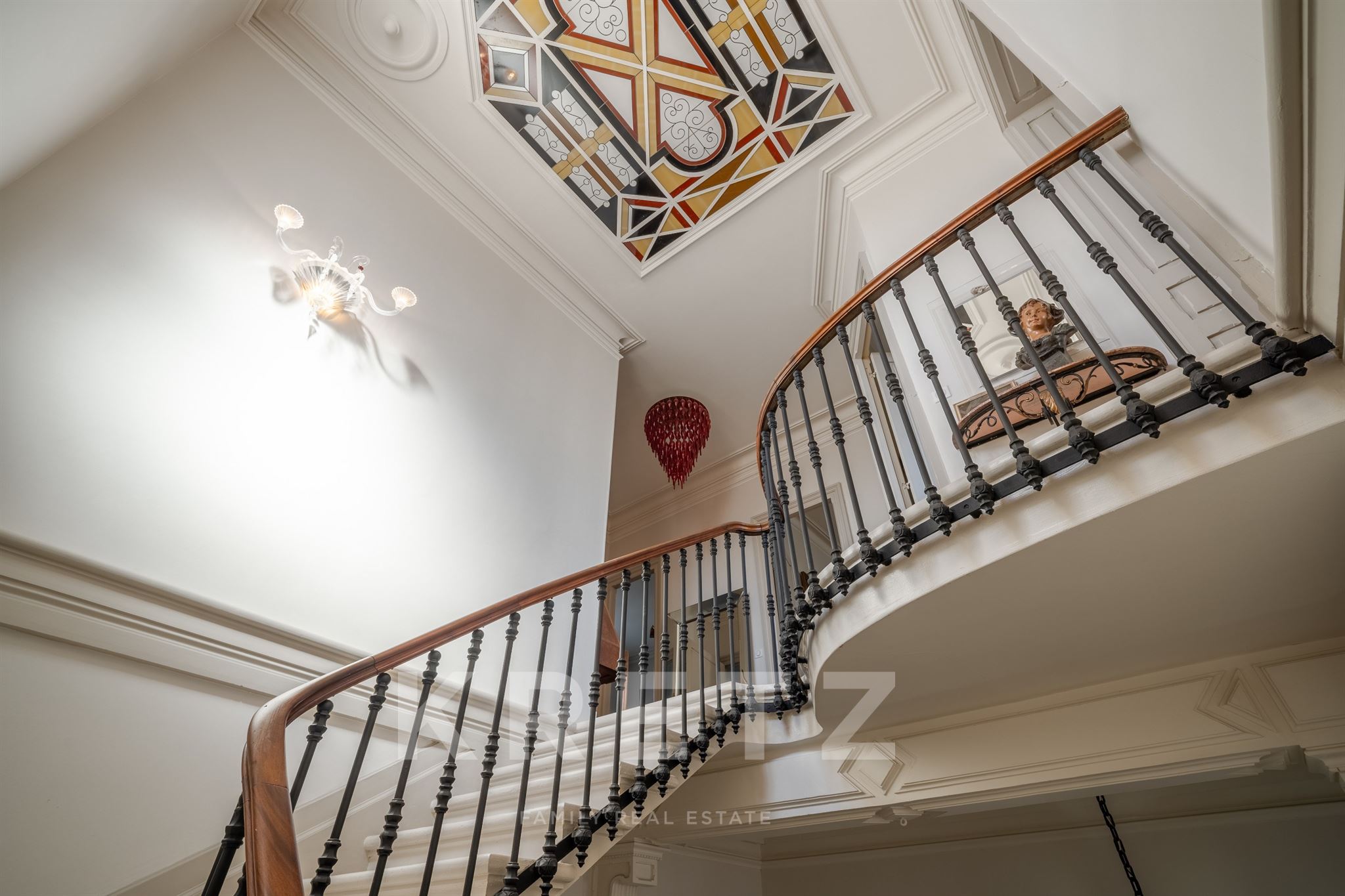 Heart of Pessac, Late 19th-Century Residence, 370 sqm — Private Walled Garden, Town Center