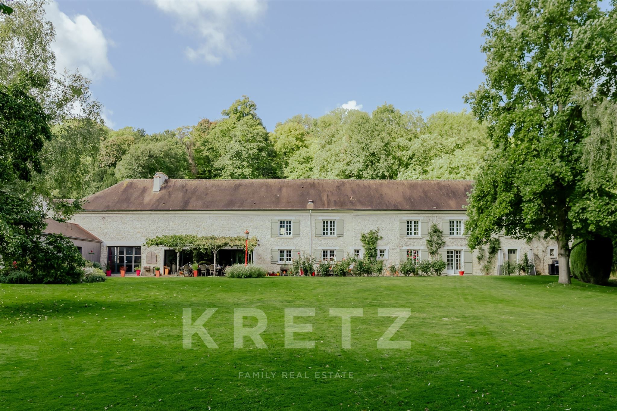 À vendre – Ancienne ferme réinventée avec dépendance, au cœur du village de La Falaise