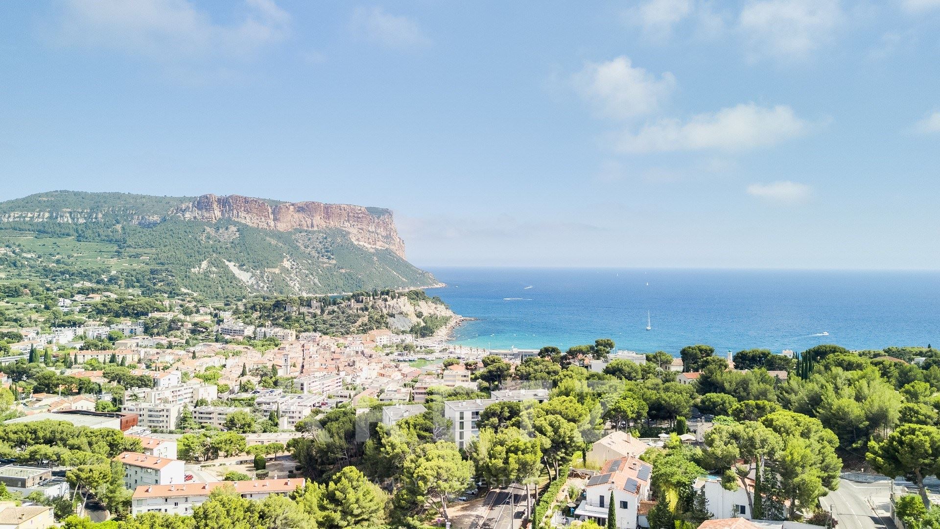 Villa contemporaine rénovée proche du port avec vues panoramiques