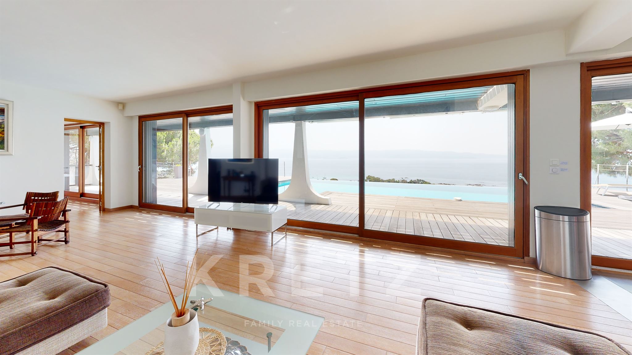 Villa d'architecte avec piscine et vue mer