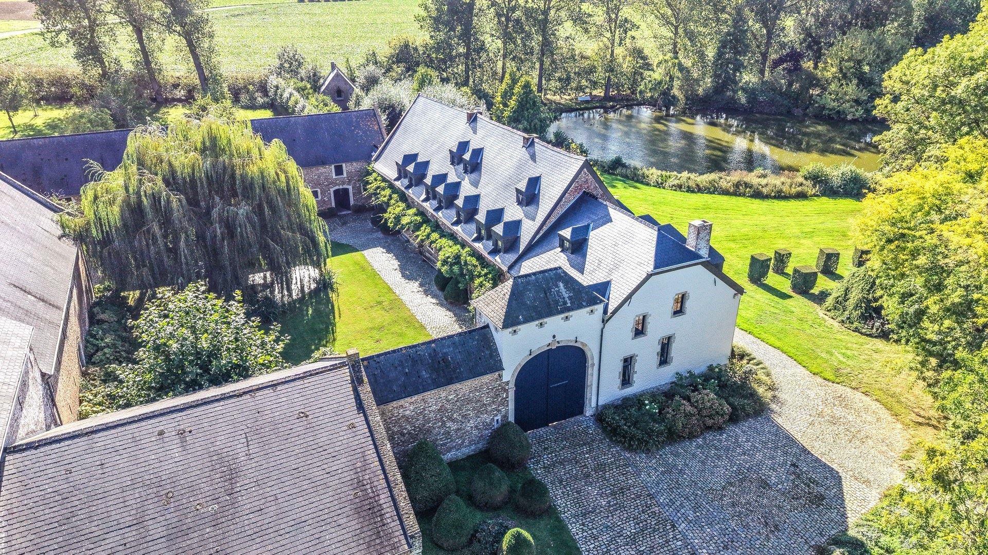 Ferme en carré exceptionnelle dans un cadre de vie unique à Longueville