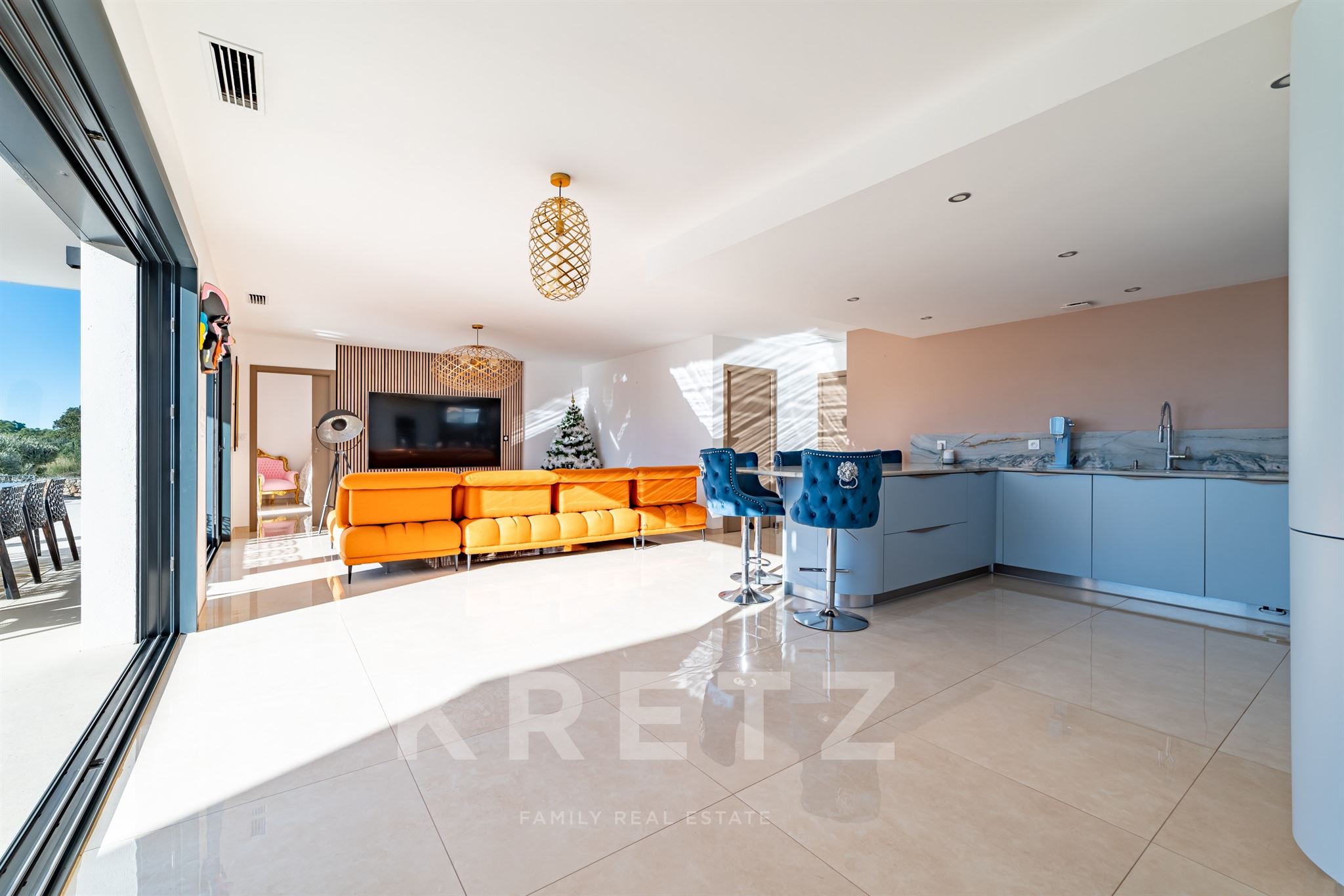 Contemporary villa with separate apartment in a peaceful location