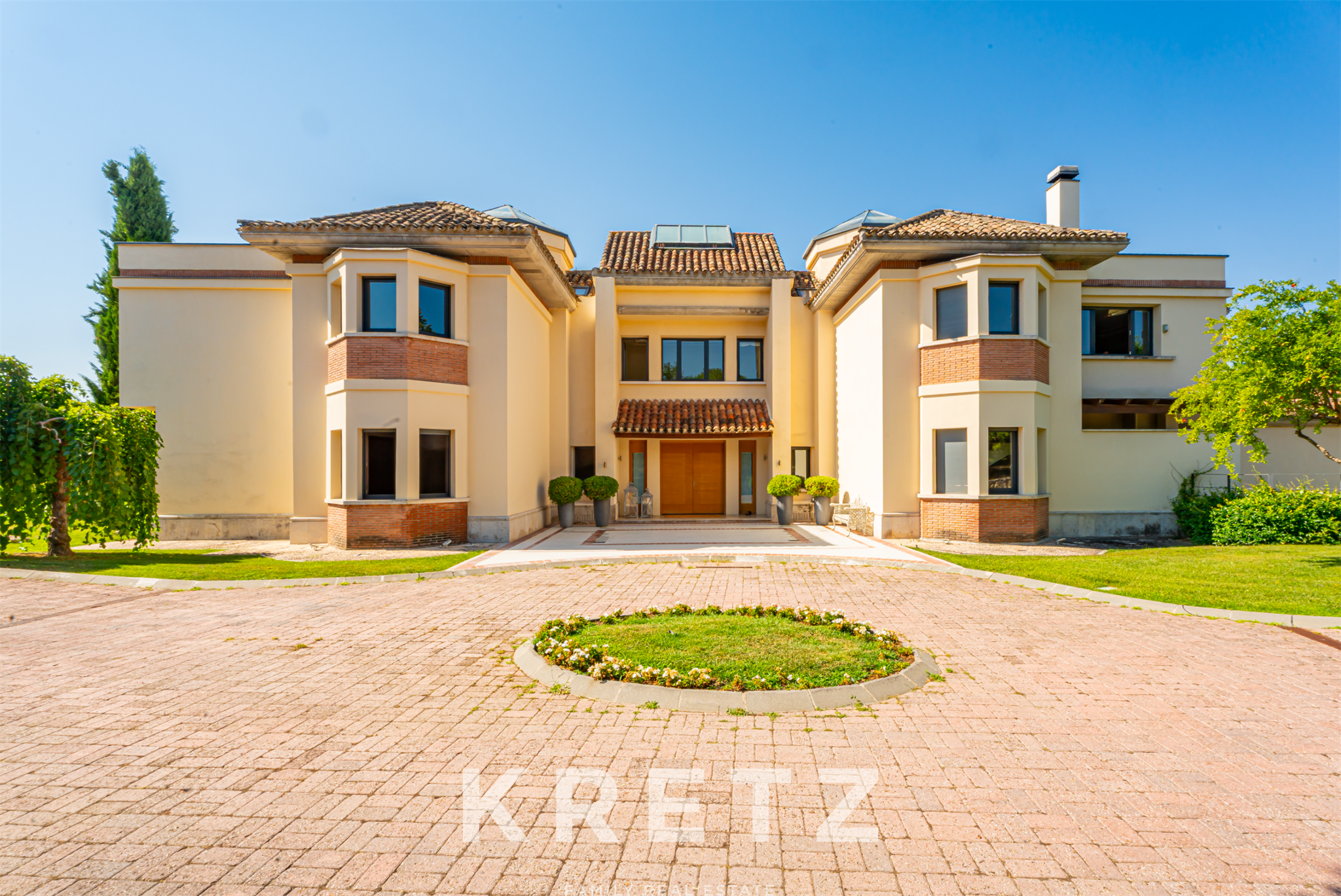 Majestic residence with 10,000 m² of land and total privacy
