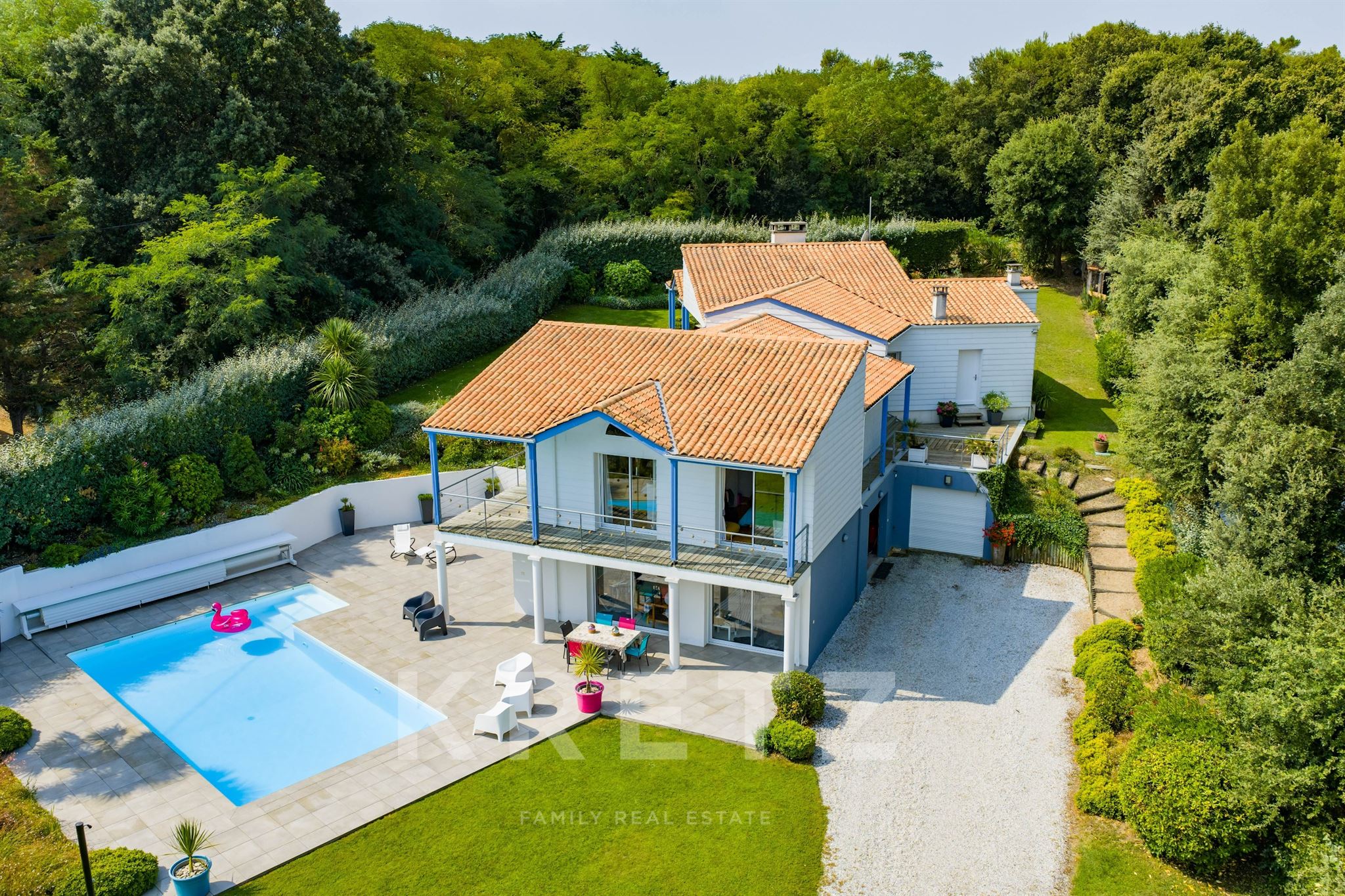 Louisiana-Style 235 m² Property, 200 m from the Beach with Pool