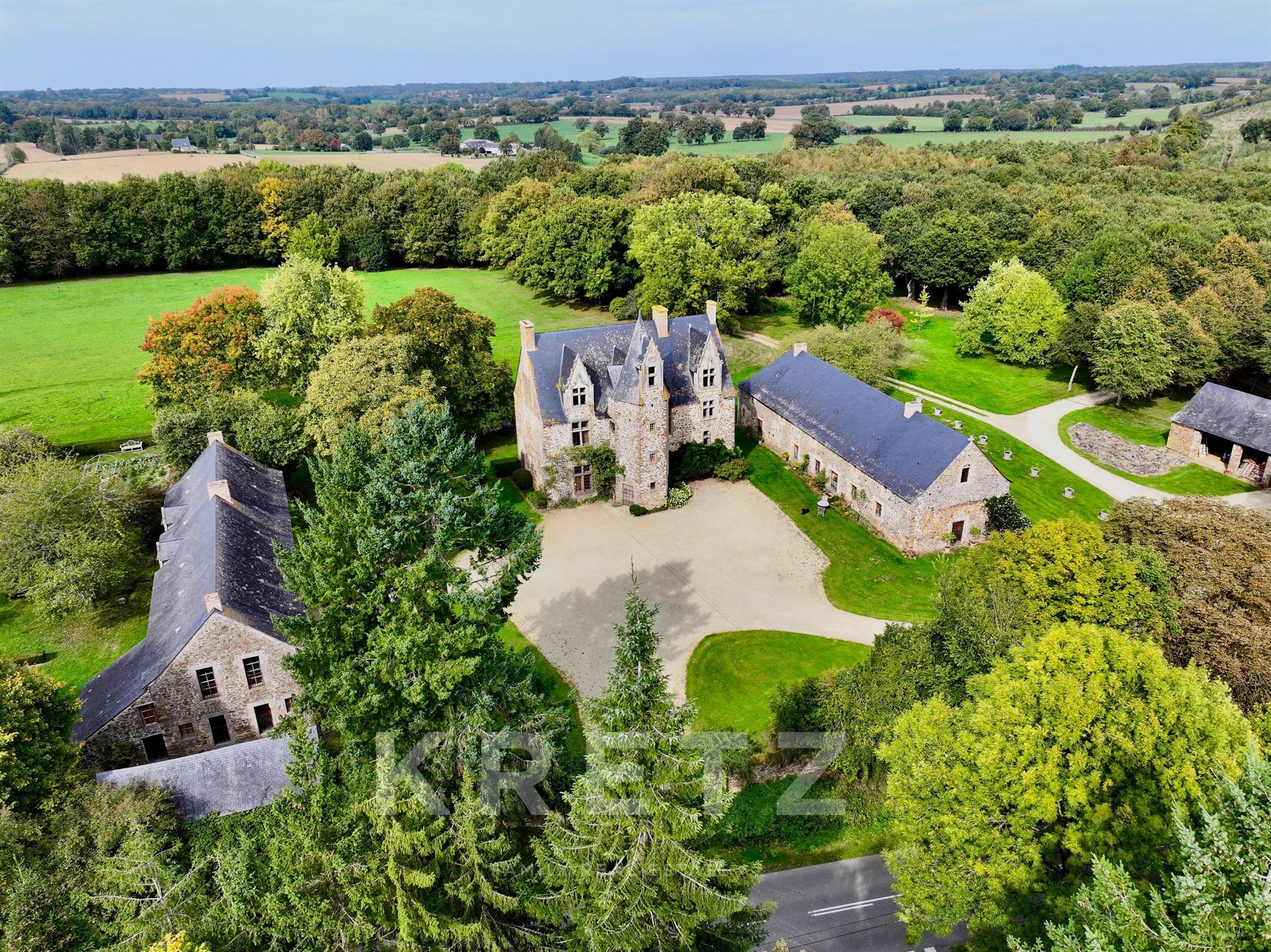 Exceptional Listed Manor with 3.5 ha Private Lake, 18ha land - Eastern Mayenne