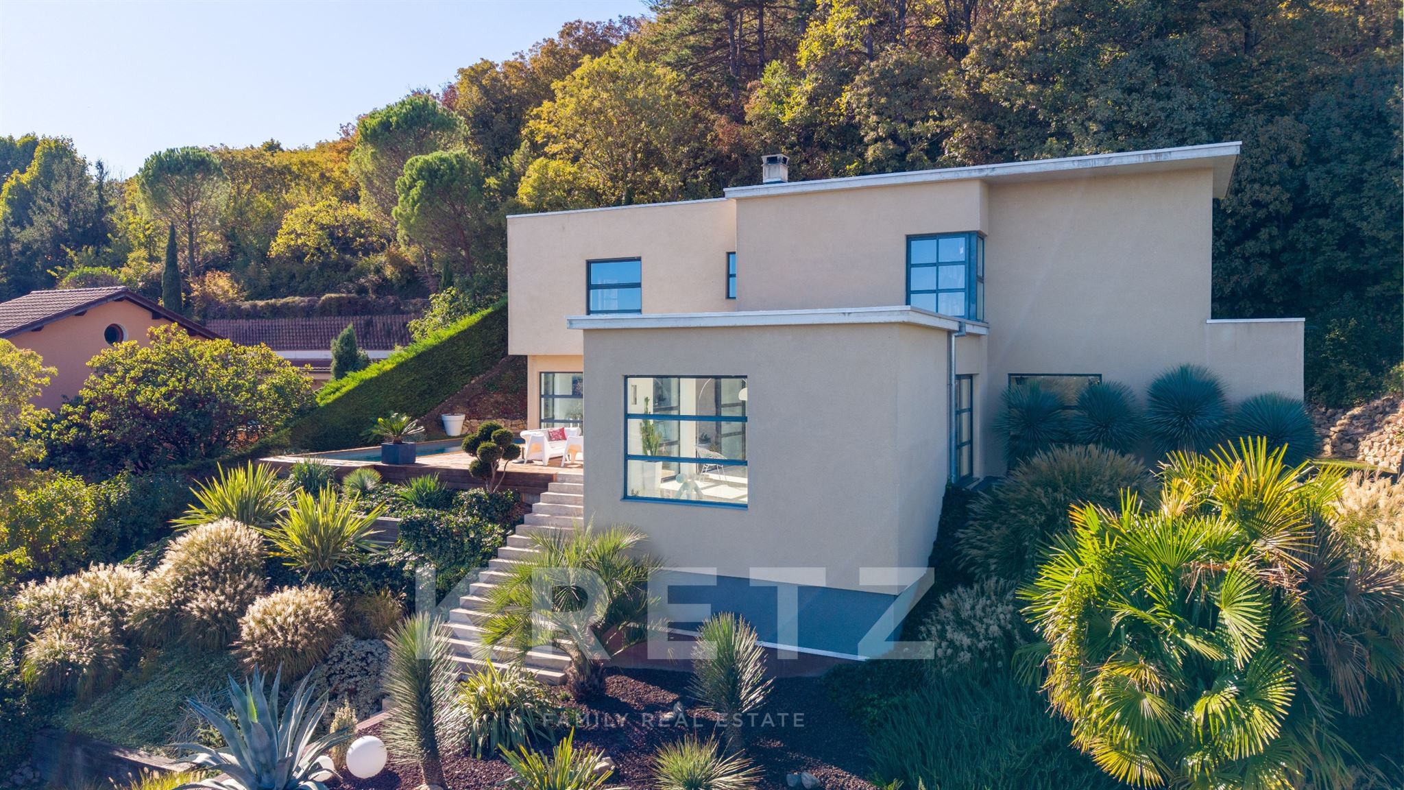 Monts d'Or – Maison d'architecte de 180 m² sur les hauteurs, piscine et forêt privée
