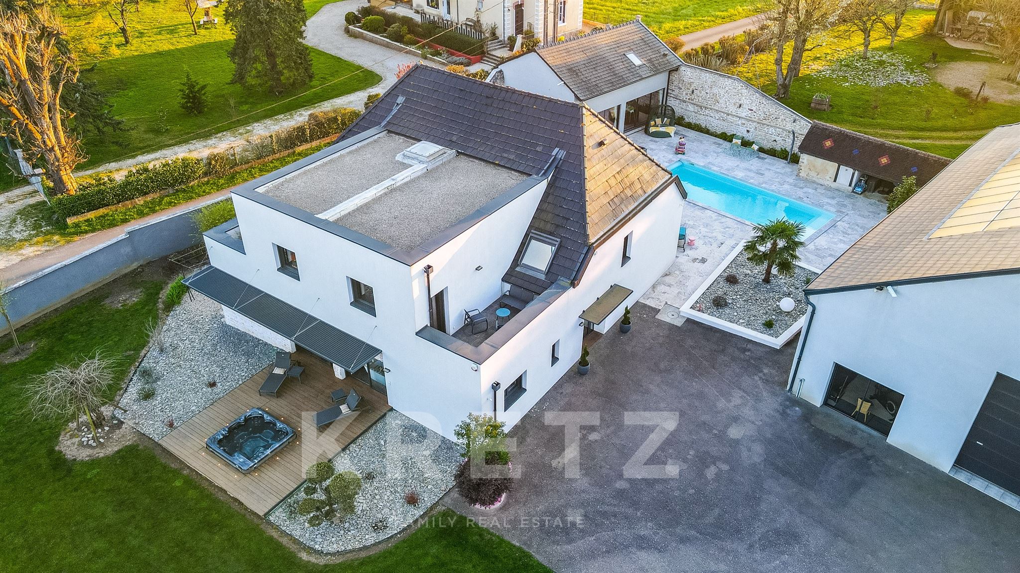 Burgundy -Exceptional property , renovated by an architect, 254 m2 - 6 bedrooms, swimming pool, outb