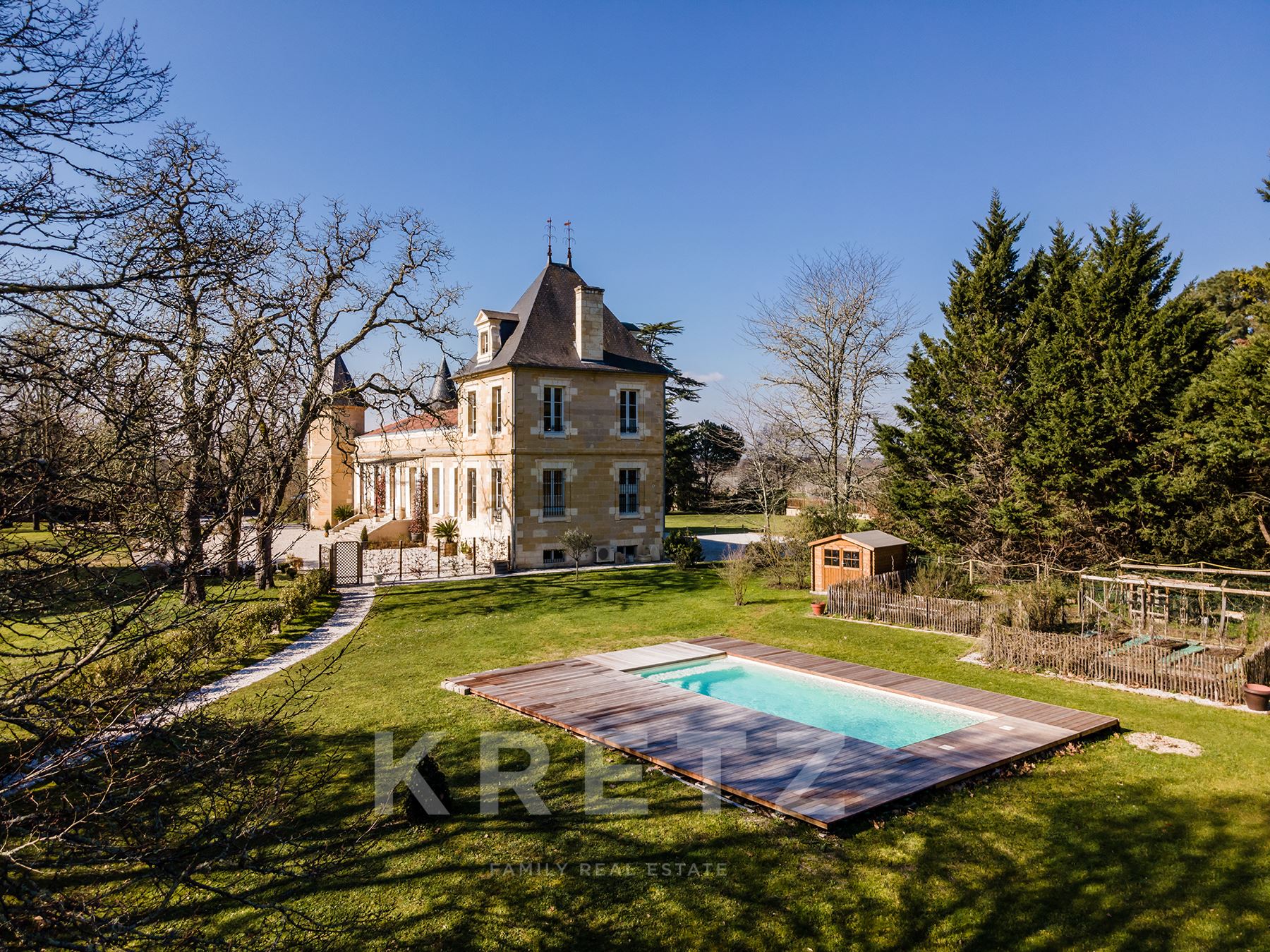Restored family manor house in Léognan, 623m², magnolia-filled grounds, swimming pool