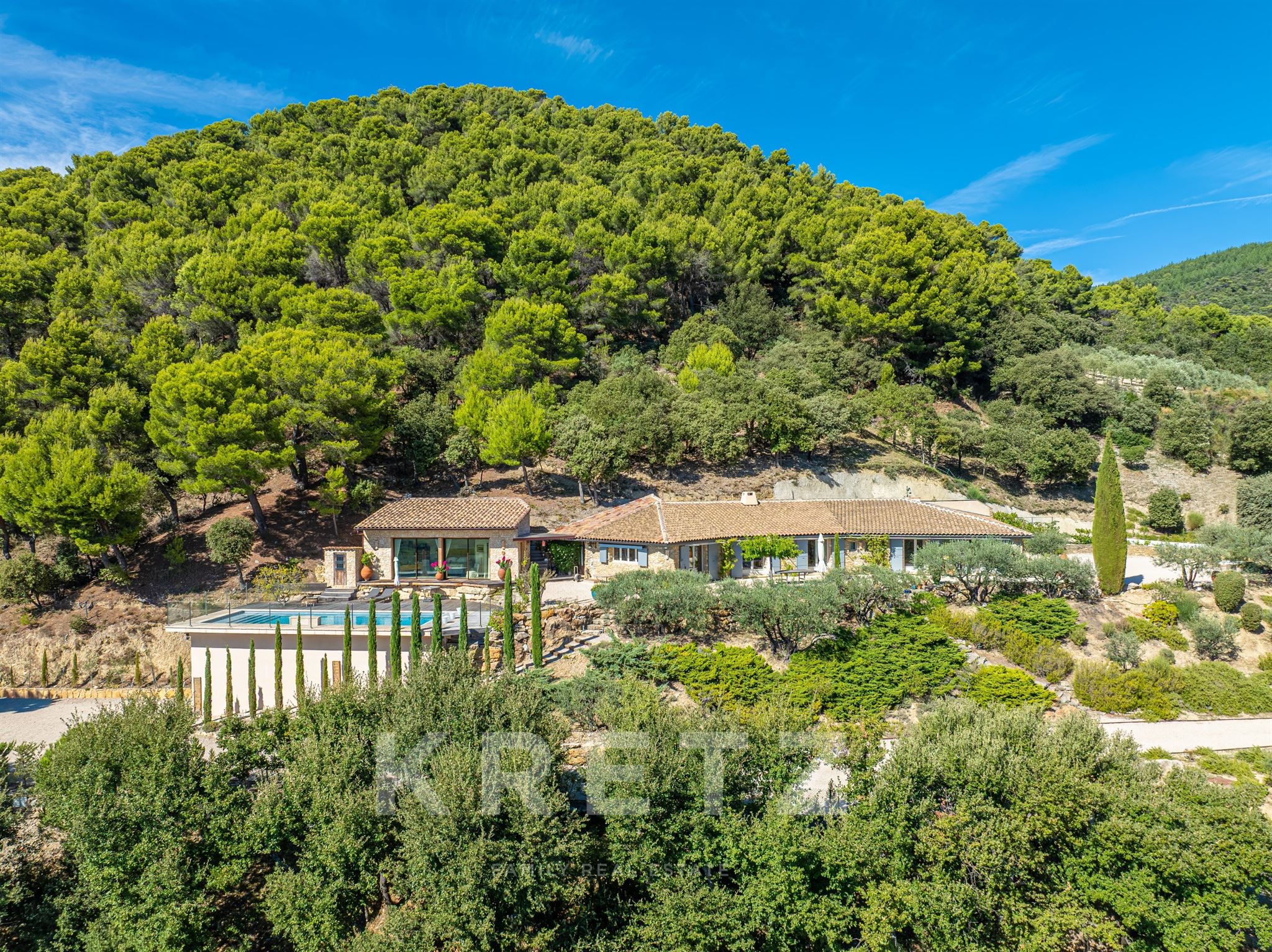 Propriedade de exceção em pedra com vista panorâmica no campo de Mérindol-les-Oliviers – Drôme Provençal