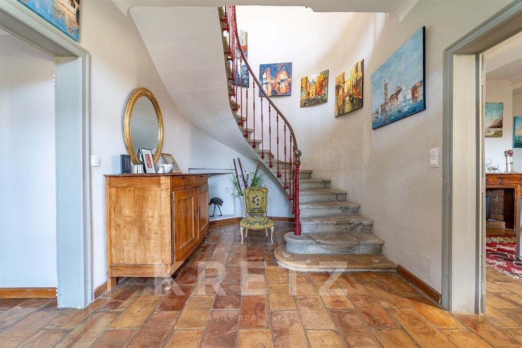 Maison vigneronne en pierre avec piscine, 5 chambres, à 20 minutes au sud de Nîmes.