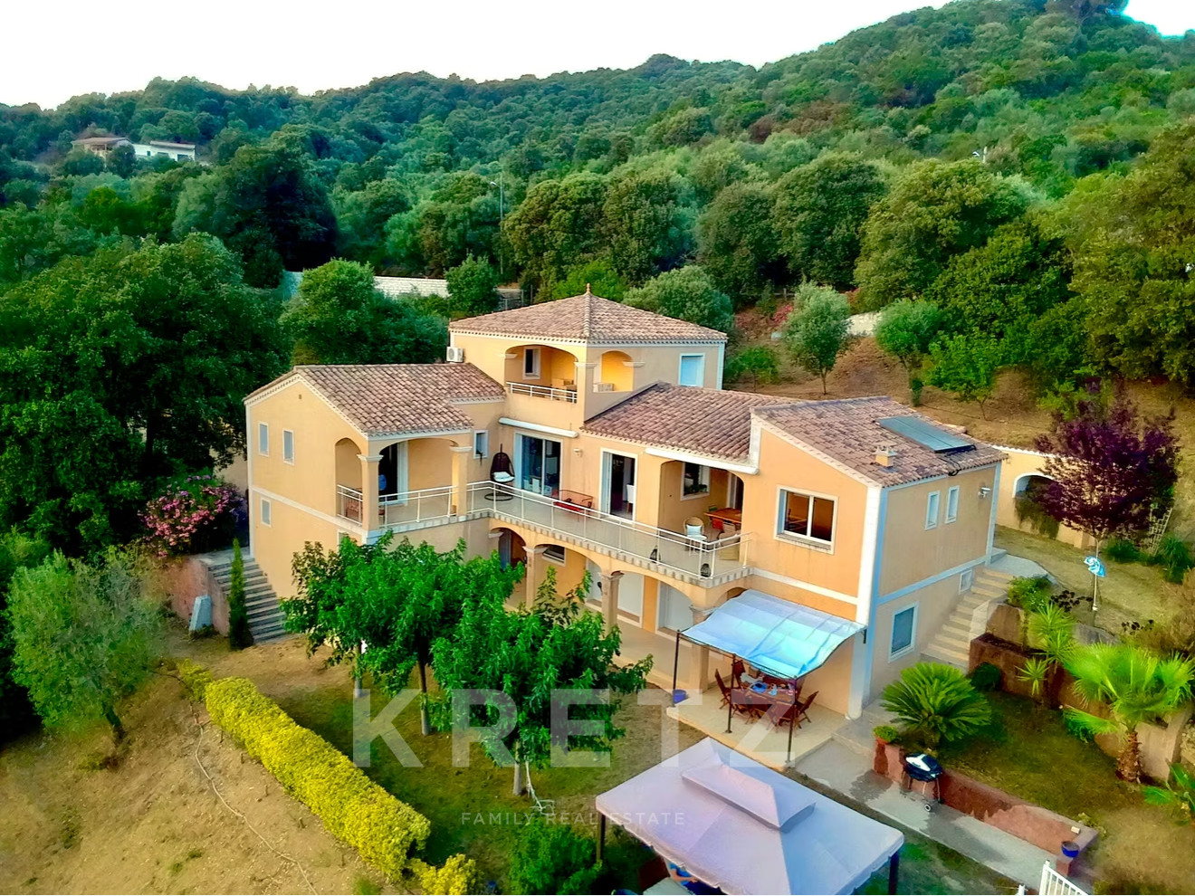 Charming property in the heart of the Corsican maquis with panoramic views over the Gulf of Valinco