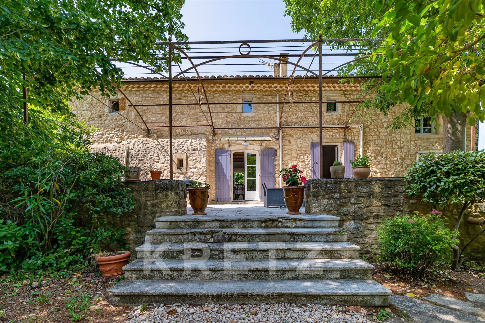 Authentic Provençal farmhouse renovated in a verdant setting