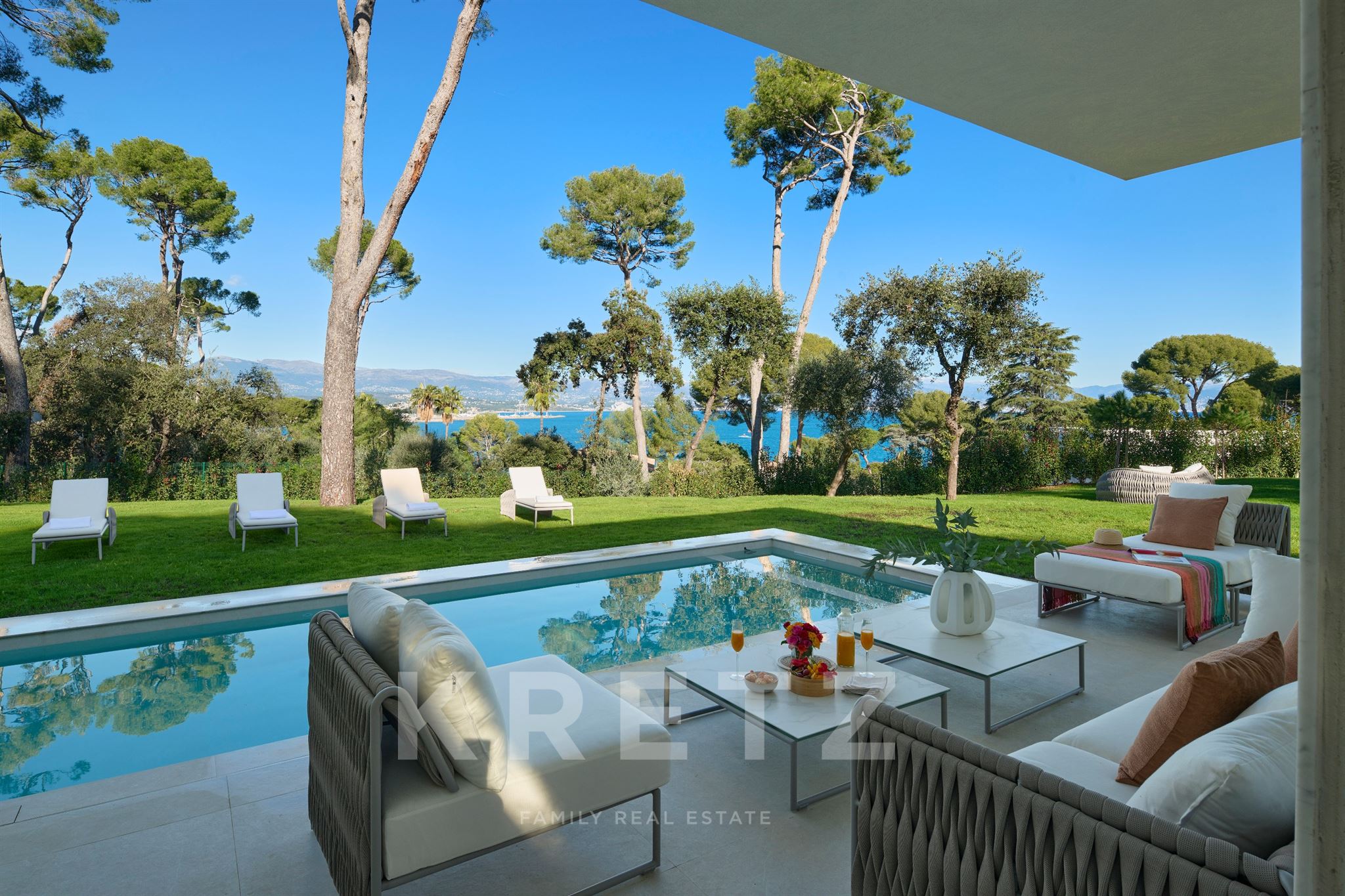 Villa contemporaine vue mer sur le Cap d'Antibes