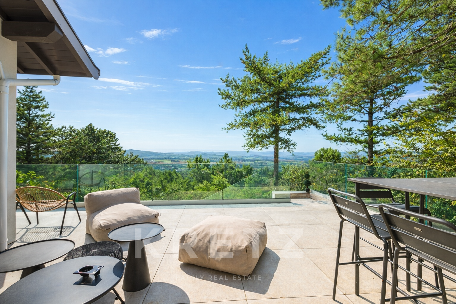 Villa rénovée avec élégance, panorama d’exception sur les Monts du Lyonnais