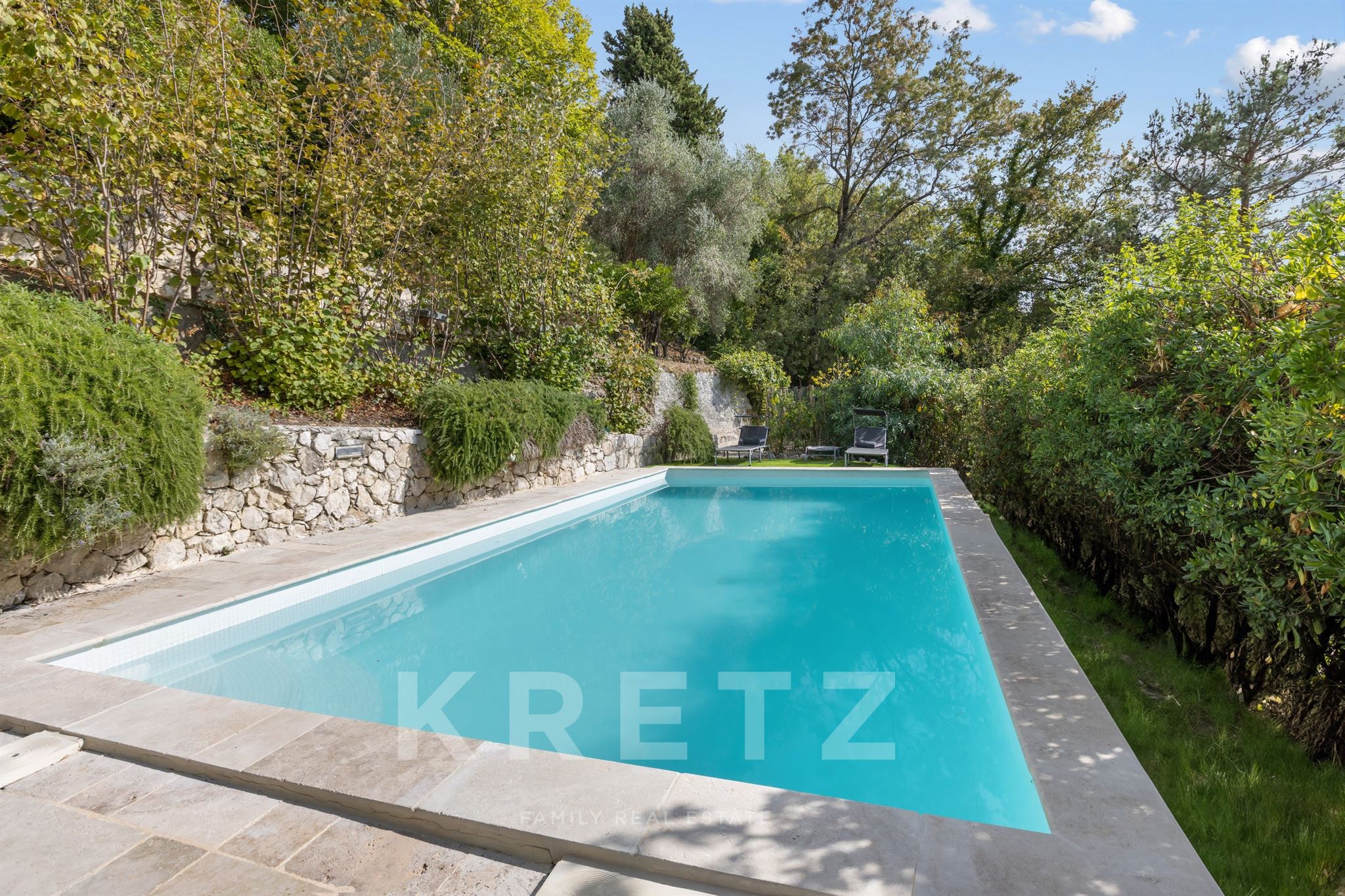 Rare and peaceful property with swimming pool and large wooded grounds