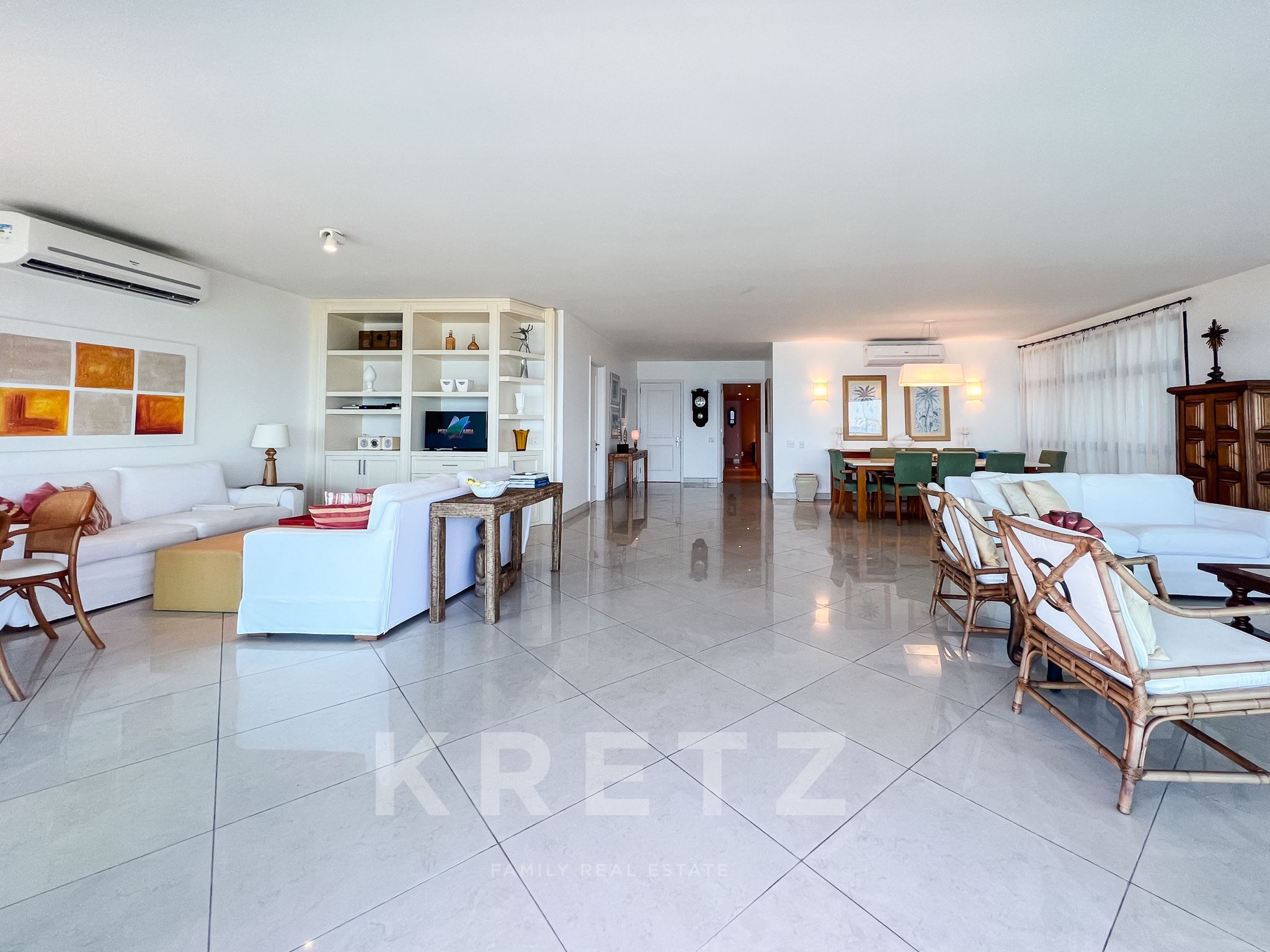 Contemporary apartment just a stone's throw from the beach