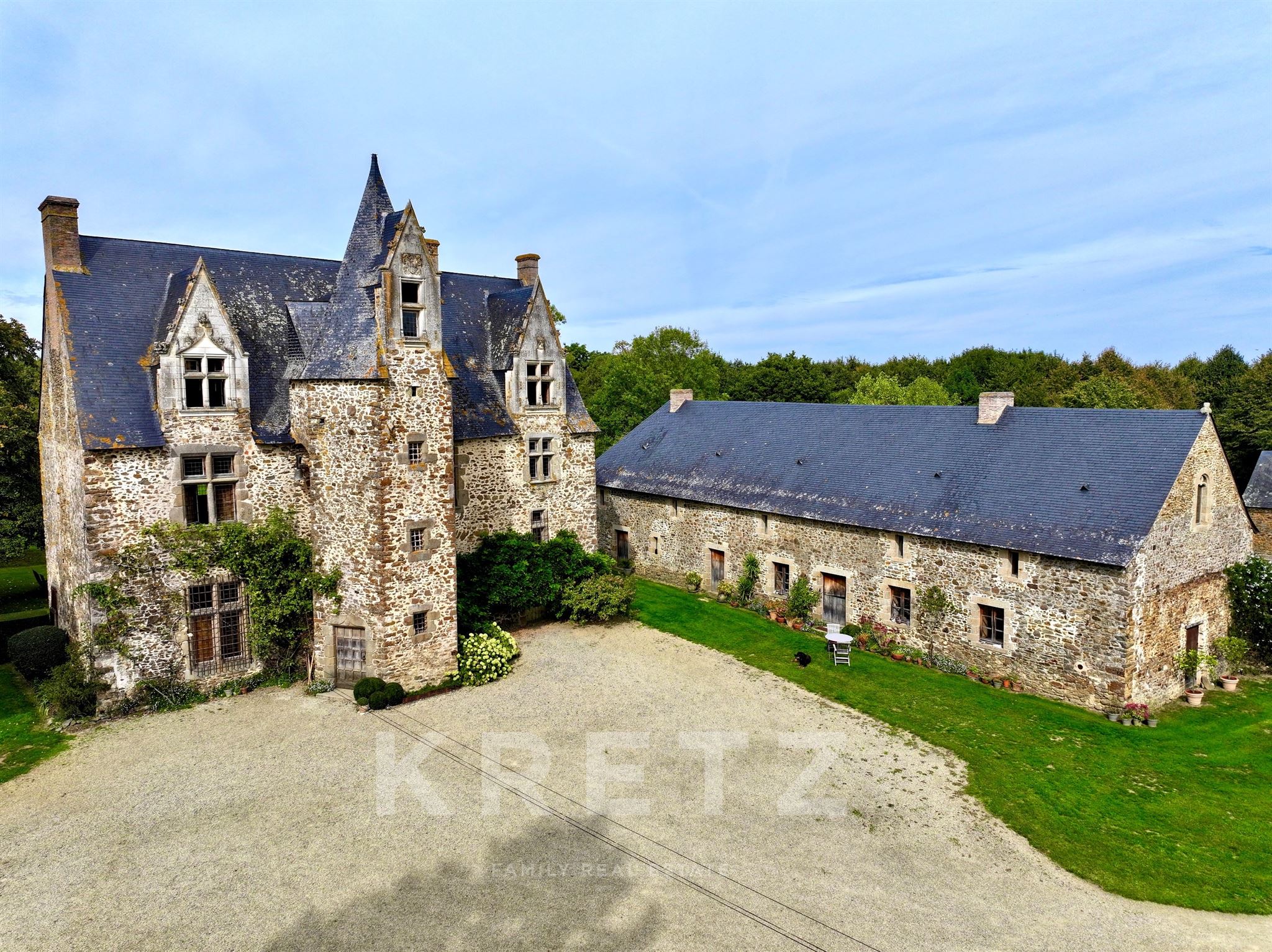 Exceptional Listed Manor with 3.5 ha Private Lake, 18ha land - Eastern Mayenne