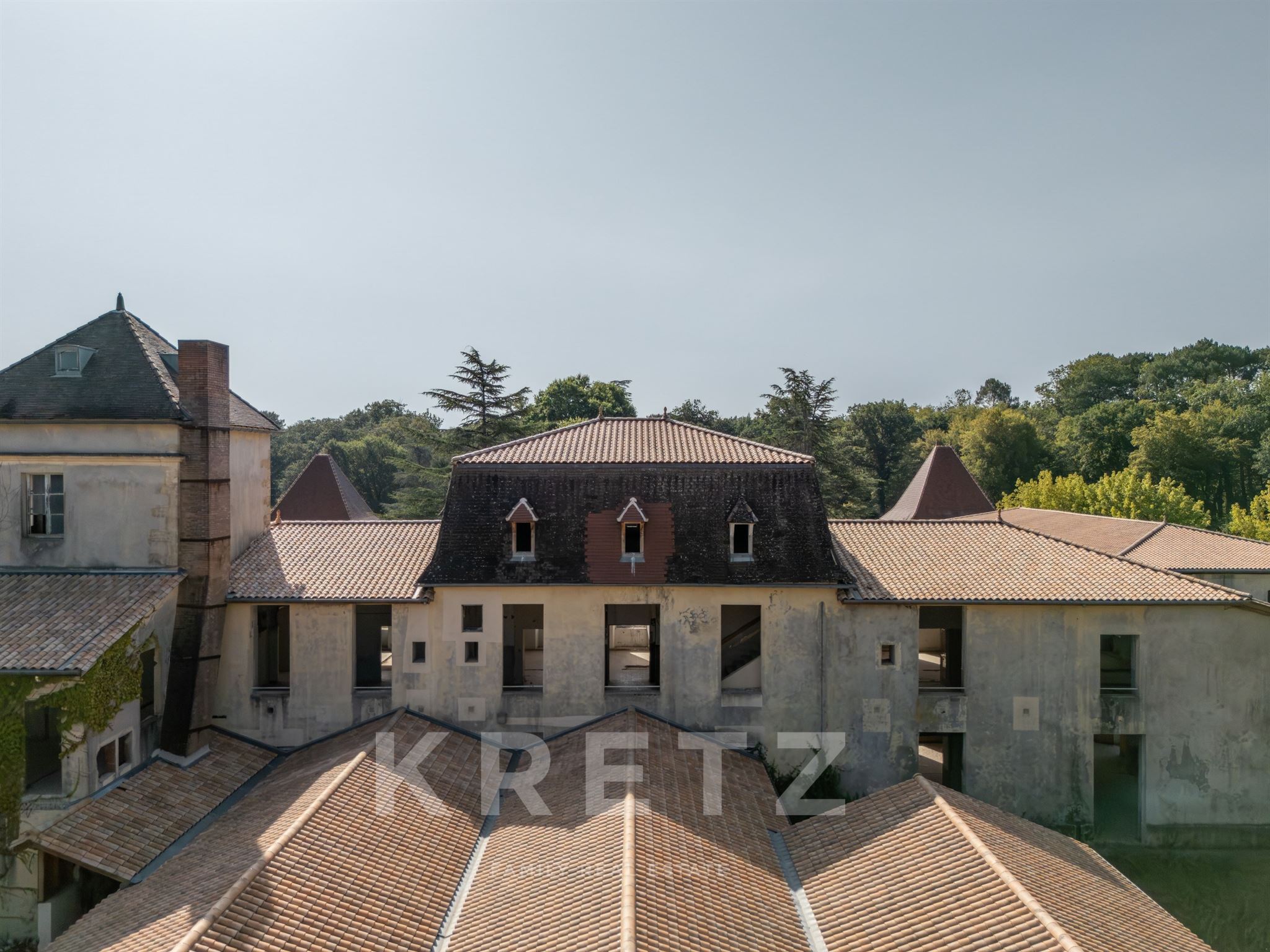 South Gironde — 18th-century château, ideal base for operator/investors, 45 min from Bordeaux