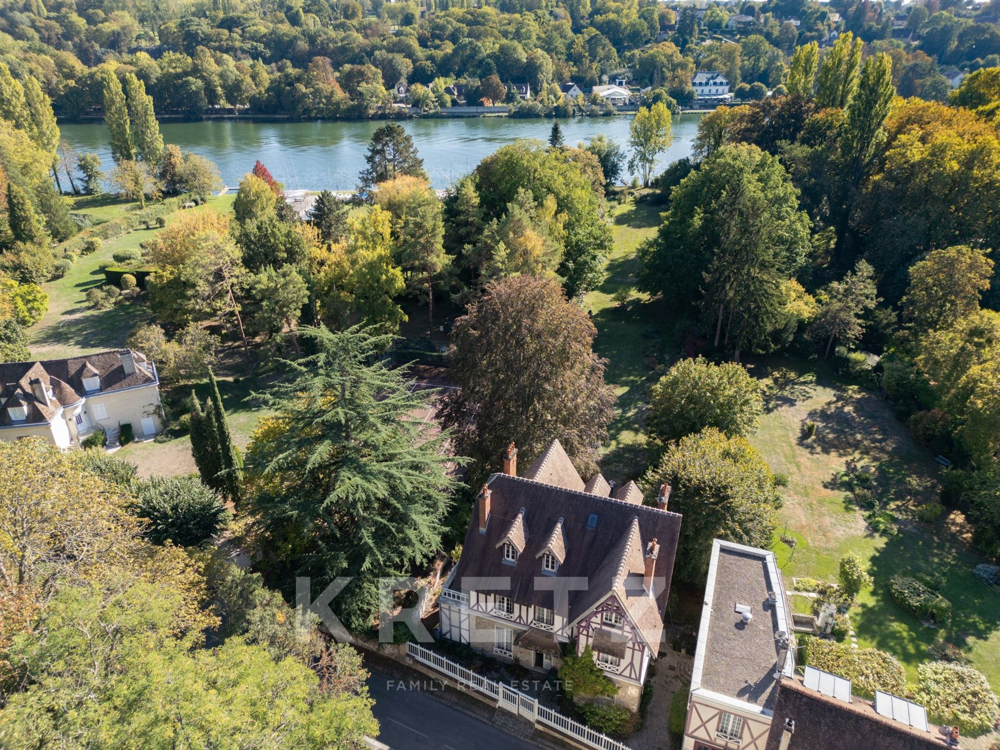 Élégant Manoir Anglo-Normand face à la Seine, à seulement 50 minutes de Paris