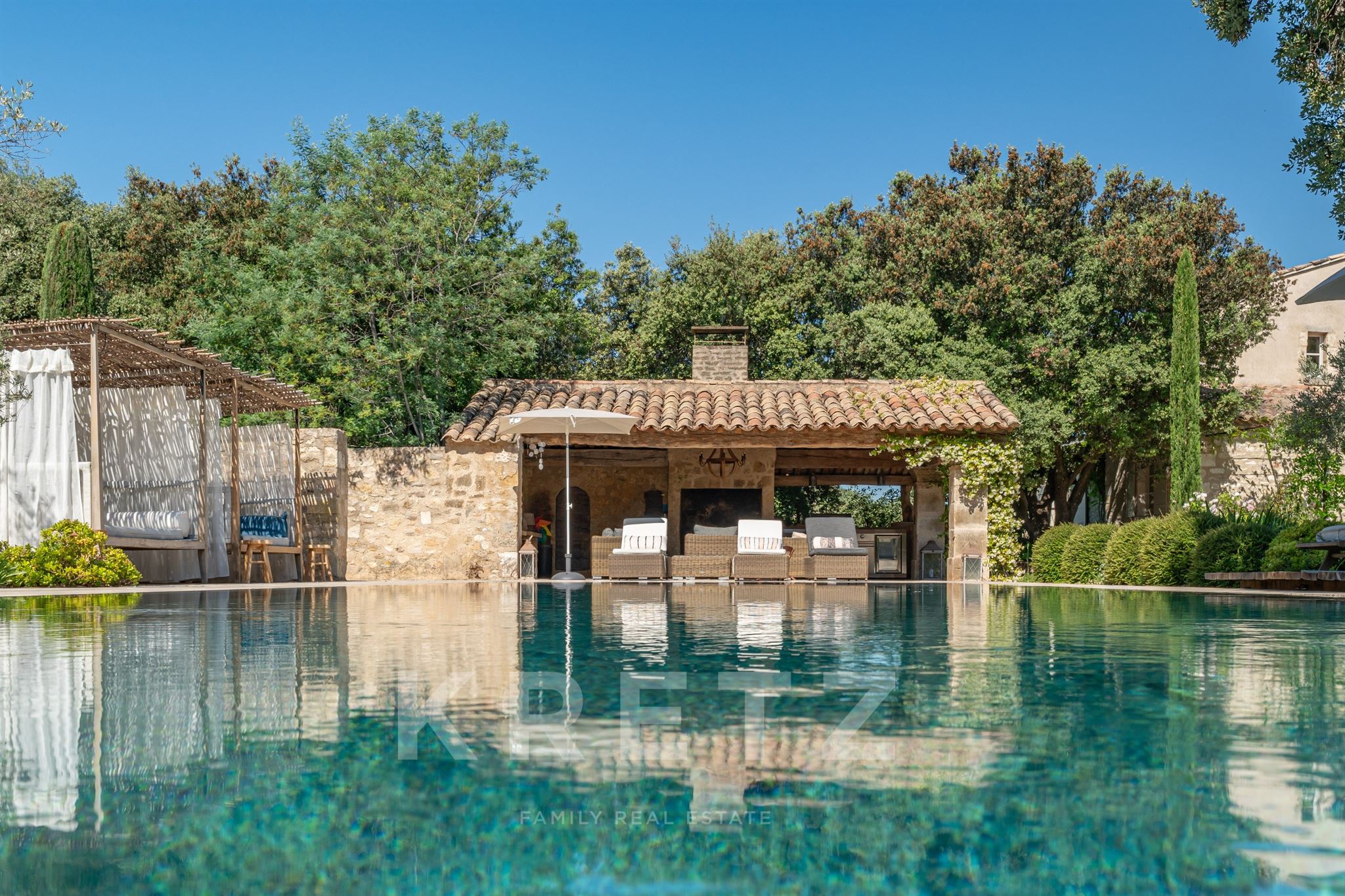 Eygalières — Exceptional Provençal mas, full renovation, 5 suites, infinity pool