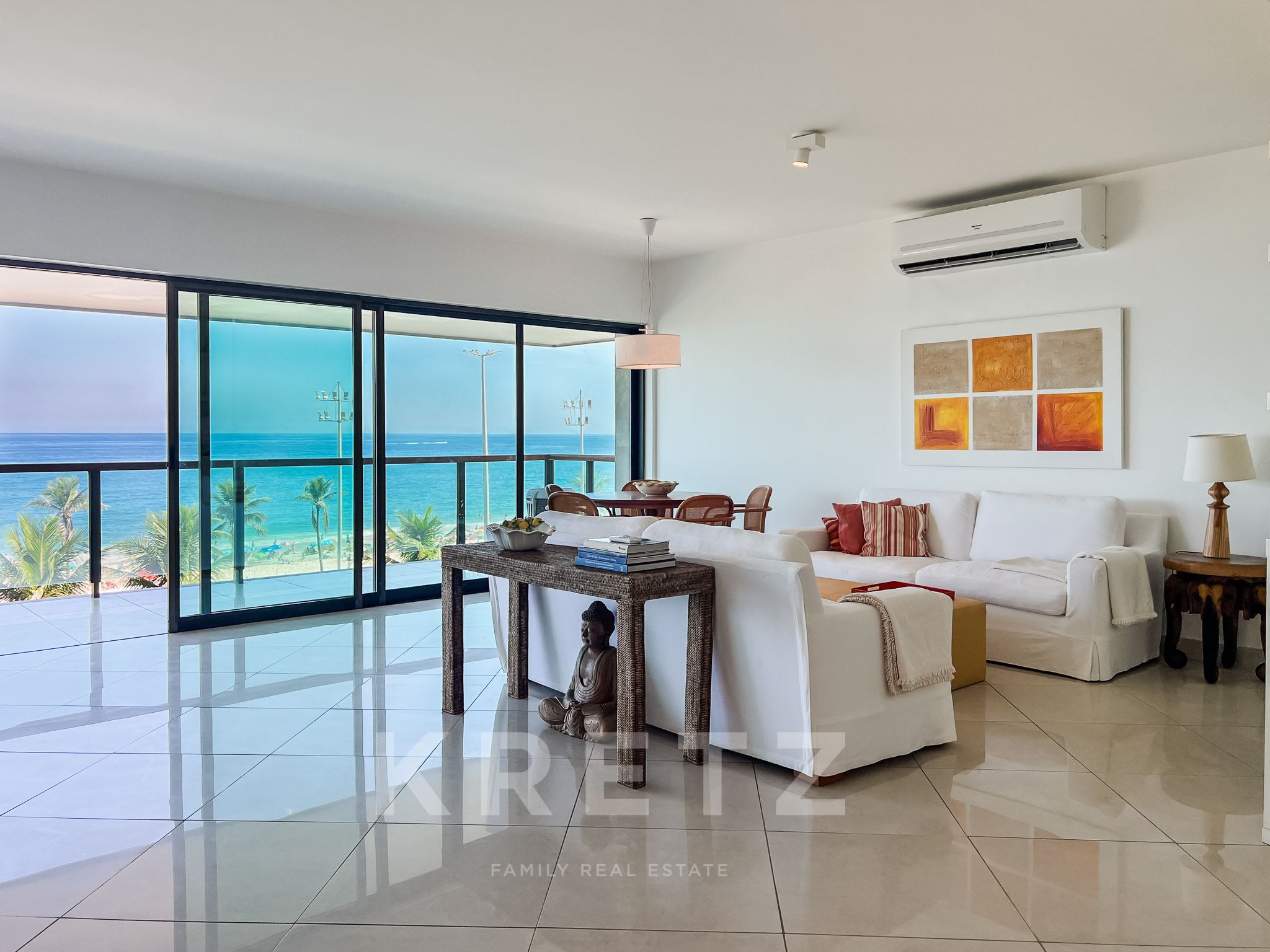 Contemporary apartment just a stone's throw from the beach