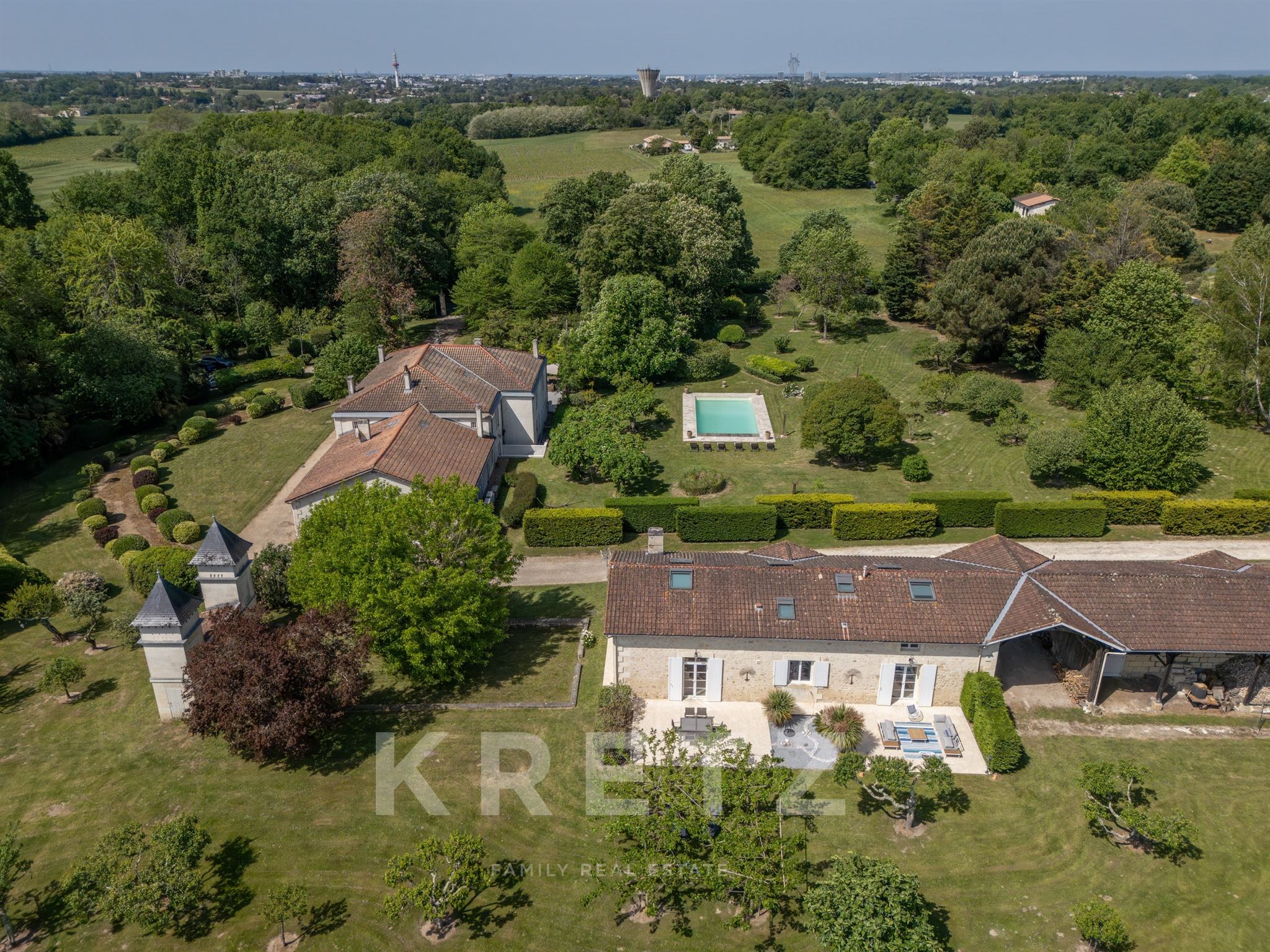 A stately home and 3.7-hectare grounds: A gem on the outskirts of Bordeaux