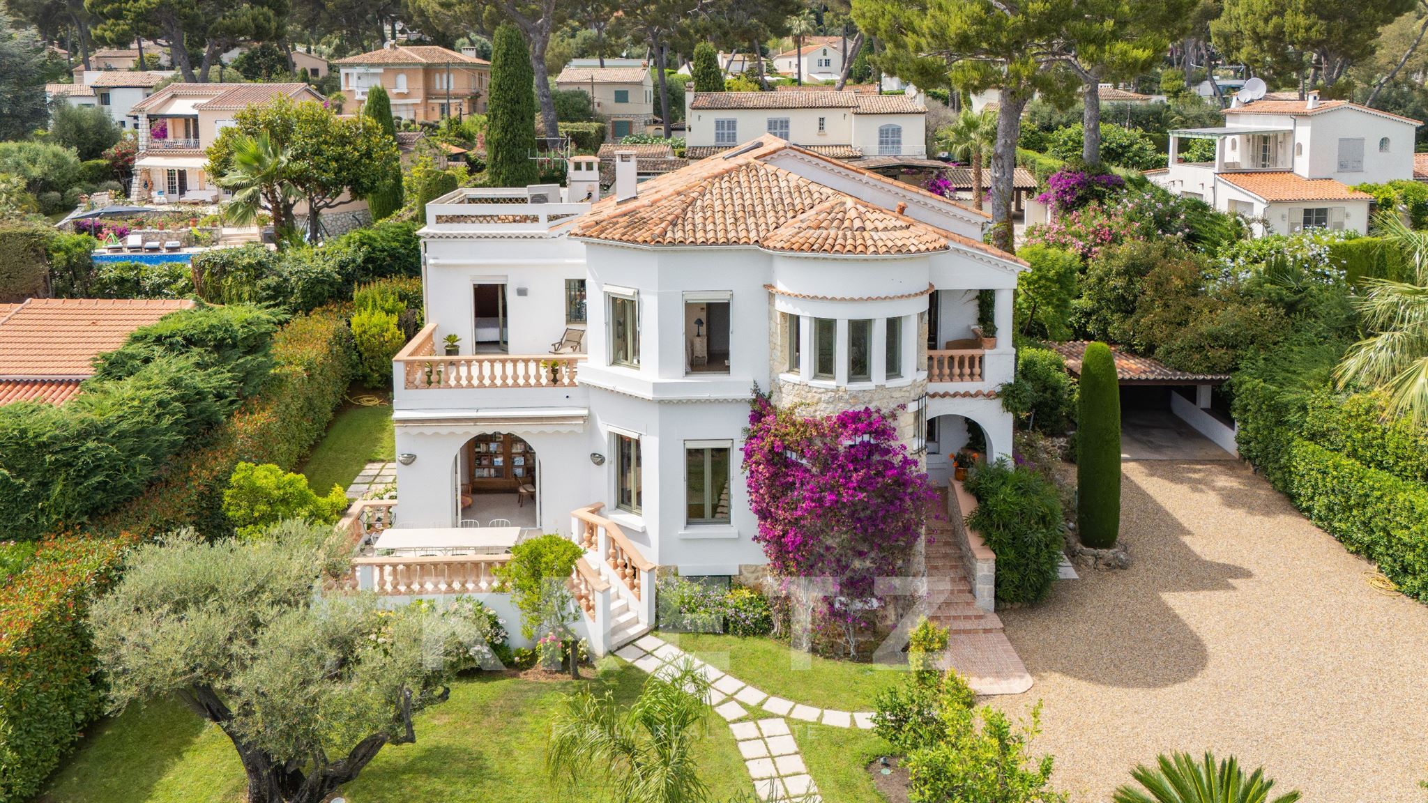 CAP D'ANTIBES - FAMILY PROPERTY WALKING DISTANCE TO THE BEACH