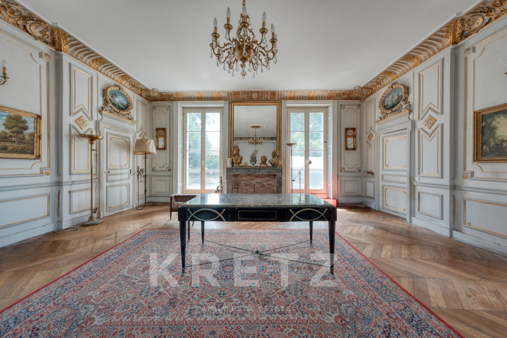 Um castelo do século XIX às portas de Paris, com capela privada e 5,8 hectares de parque