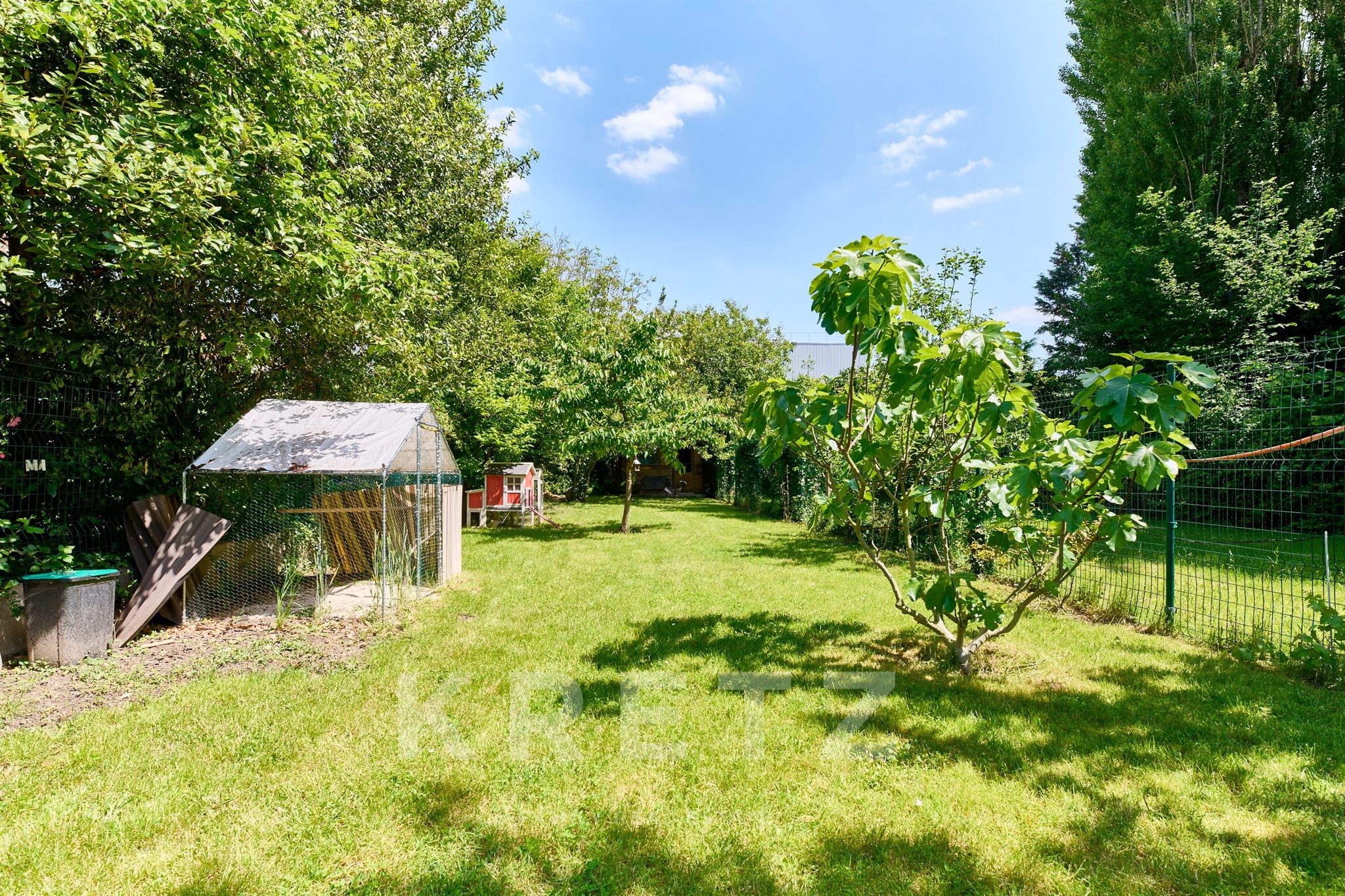 Maison avec grandes terrasses, jardin et piscine intérieure