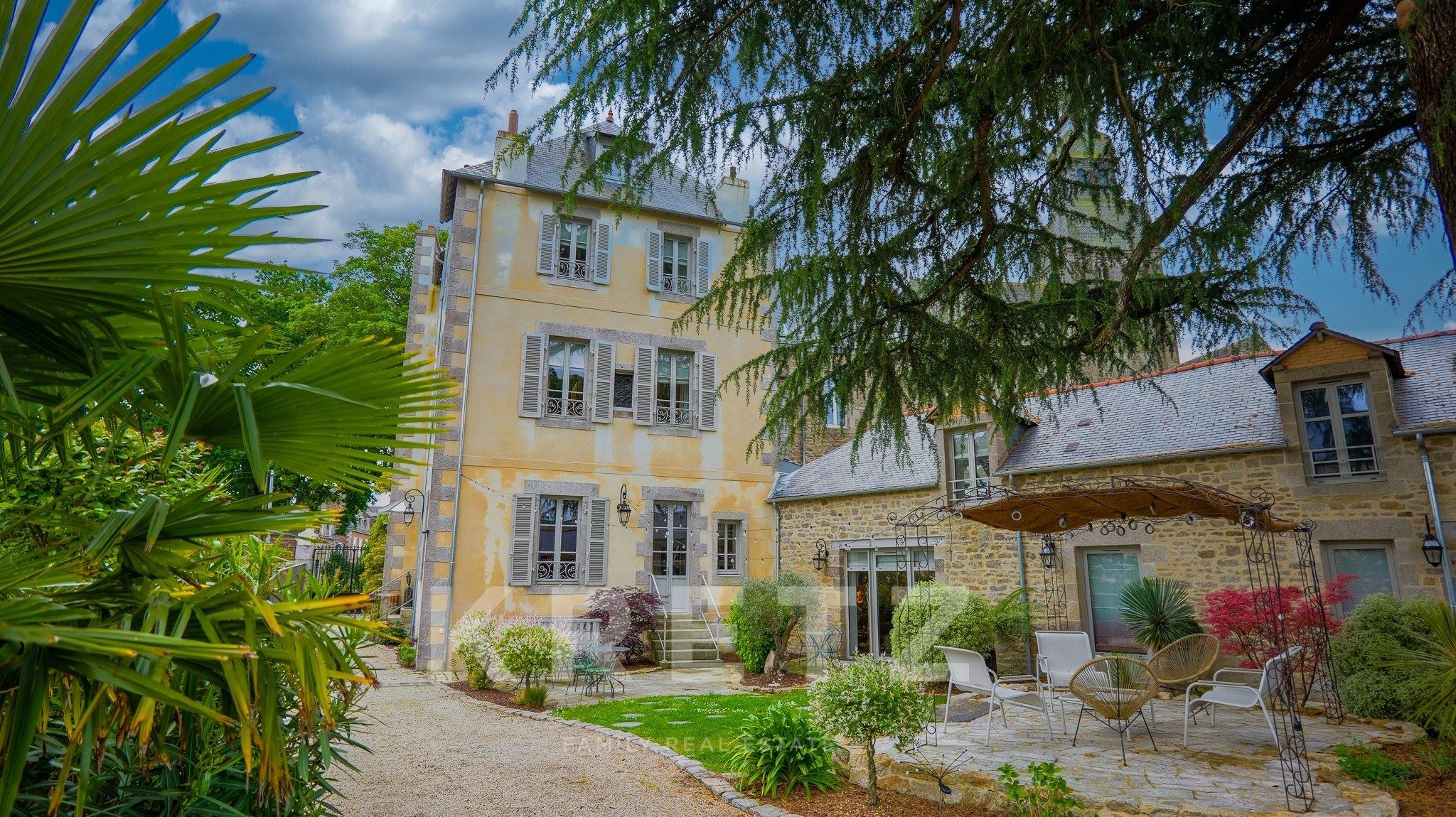 Propriété rare à Dinan — Hôtel particulier, gîte et longère de prestige