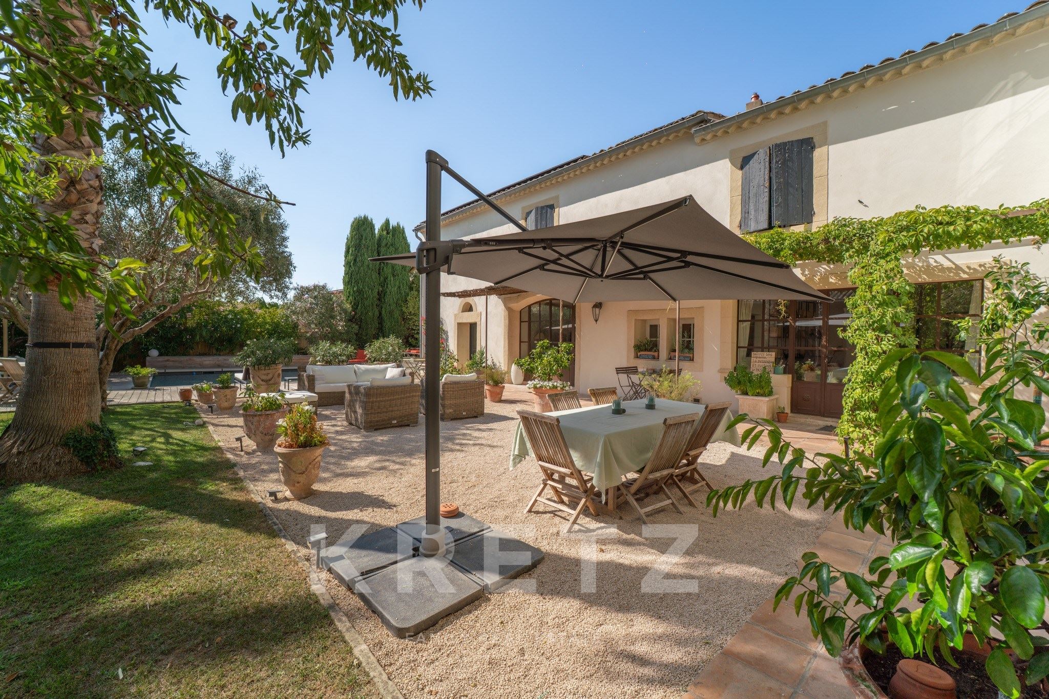 Exceptionnelle Maison de Maître avec jardin, piscine, garage et dépendances en coeur de village