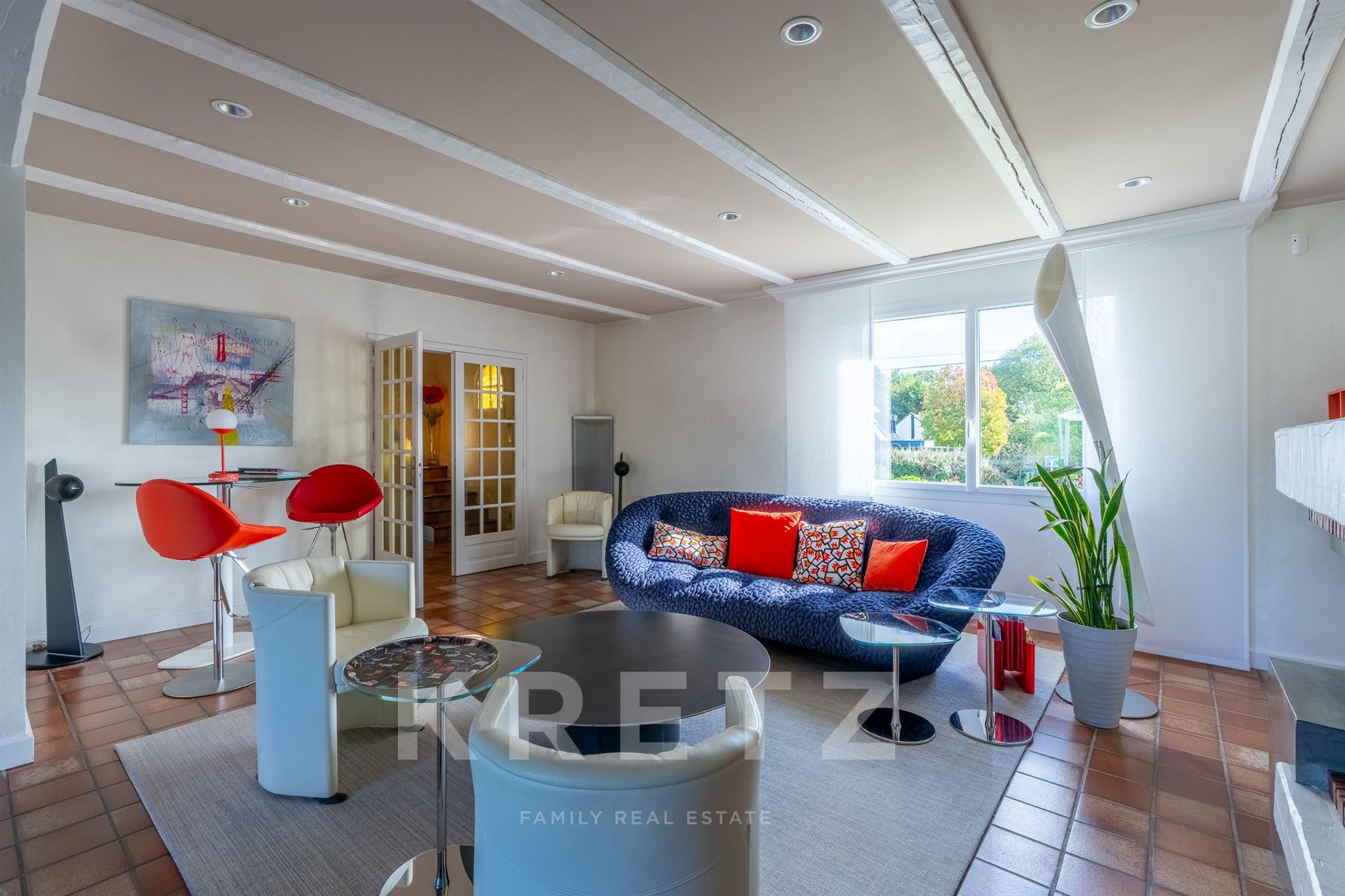 Une maison aux beaux volumes, un extérieur propice à la détente